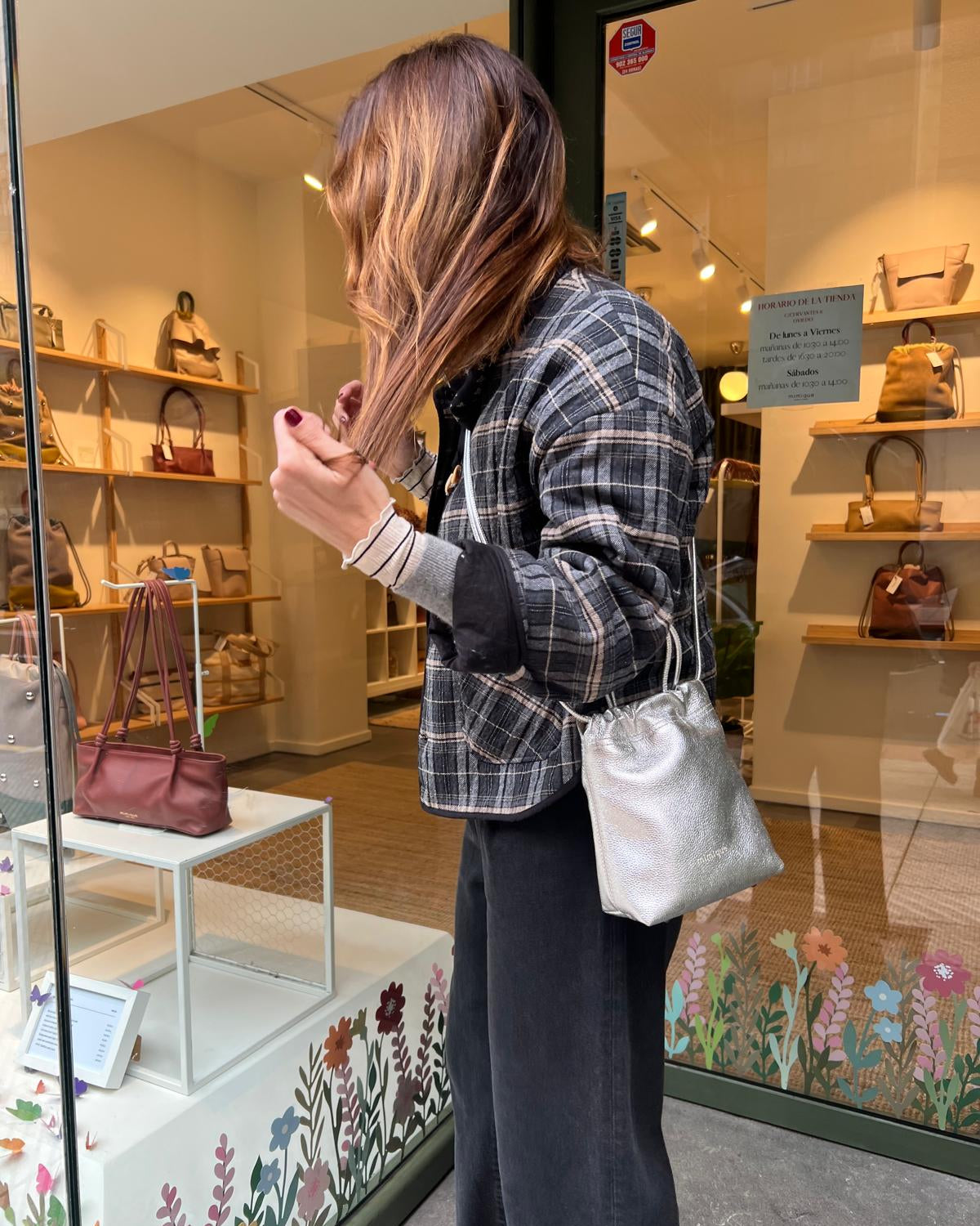 Bolso bandolera para mujer Cue Mimique. Color plata. Gran capacidad
