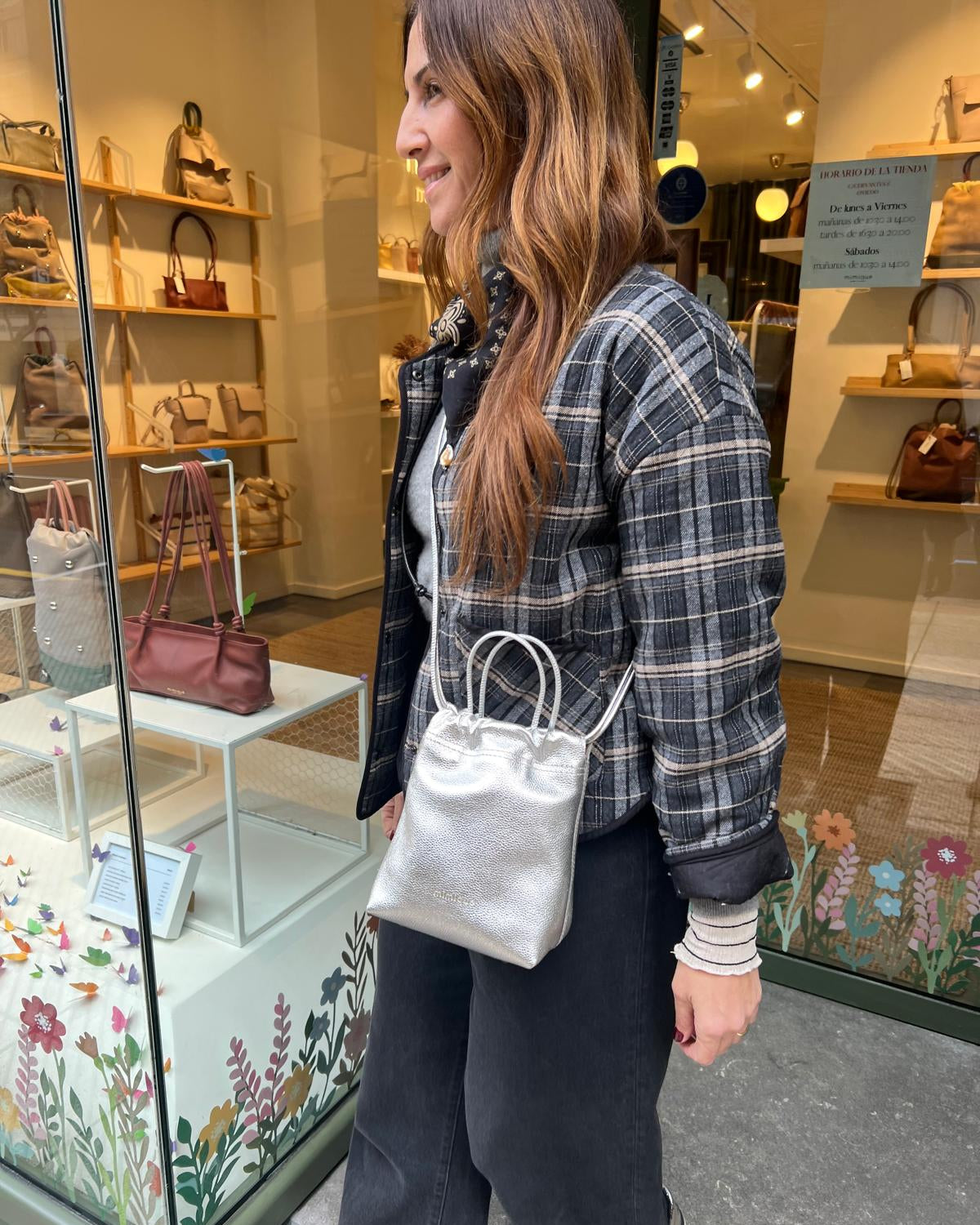 Bolso bandolera para mujer Cue Mimique. Color plata. Gran capacidad