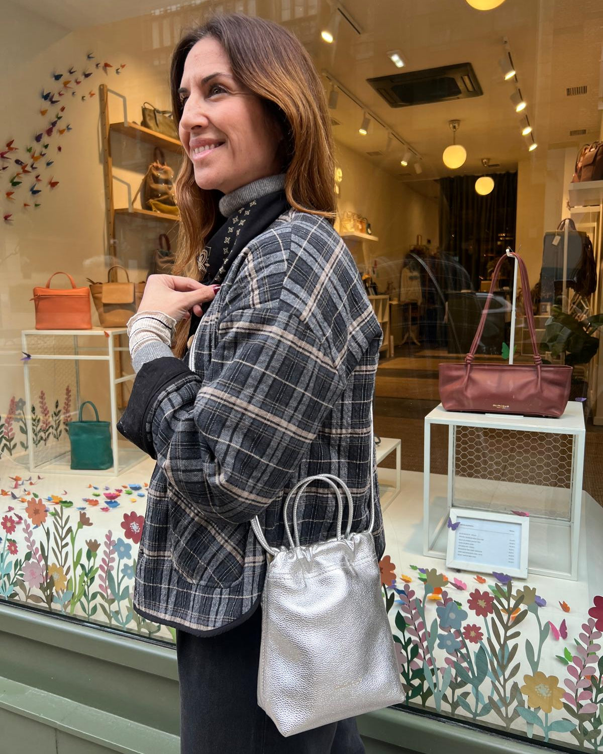 Bolso bandolera para mujer Cue Mimique. Color plata. Gran capacidad
