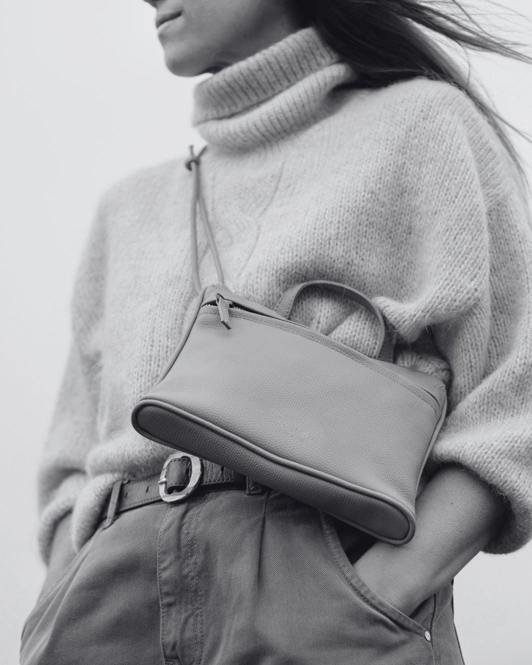 Bolso para mujer de piel caqui América Mimique. Bandolera ajustable, cremallera, calidad