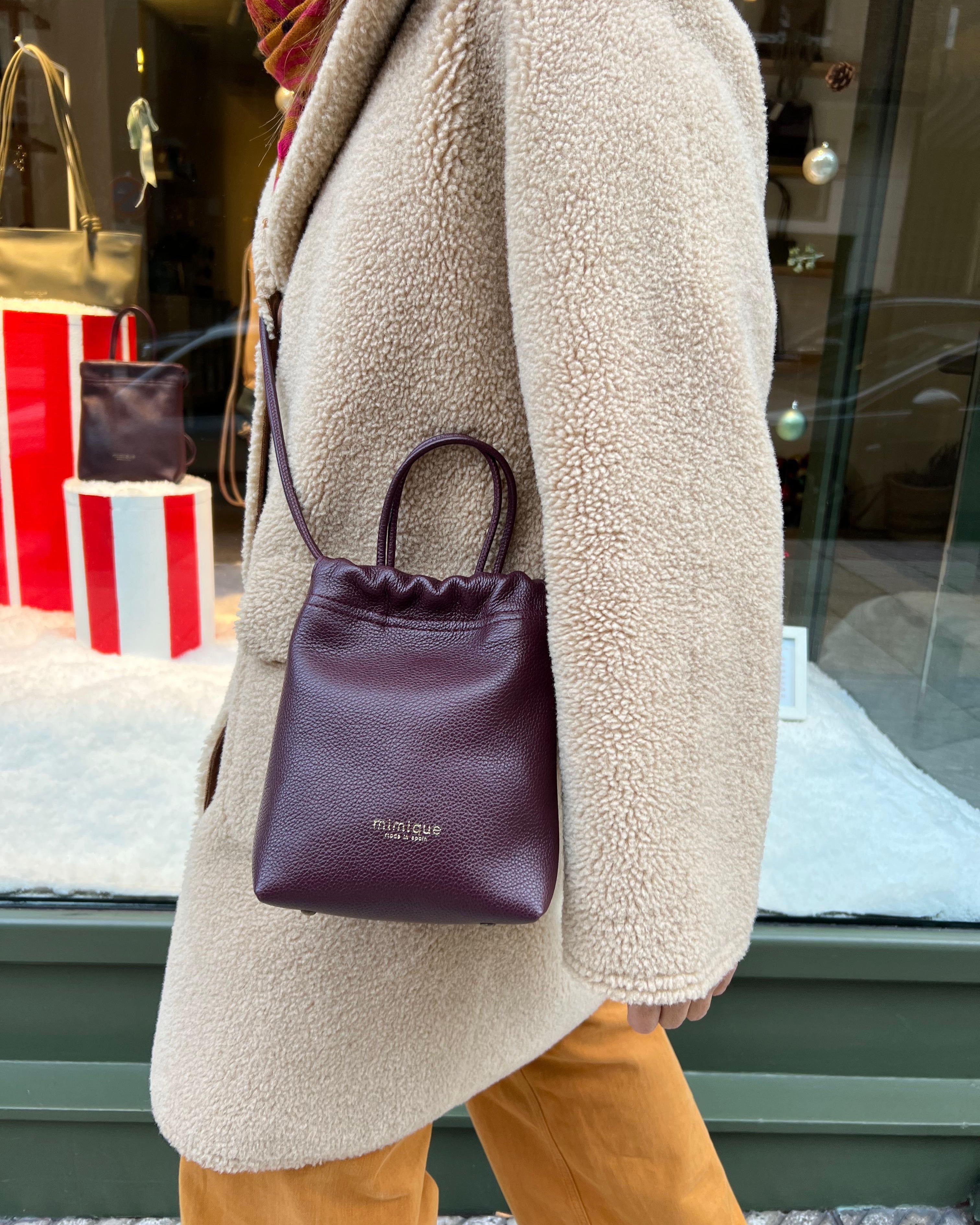 Bolso bandolera de piel burdeos para mujer Cue Mimique. Calidad made in Spain