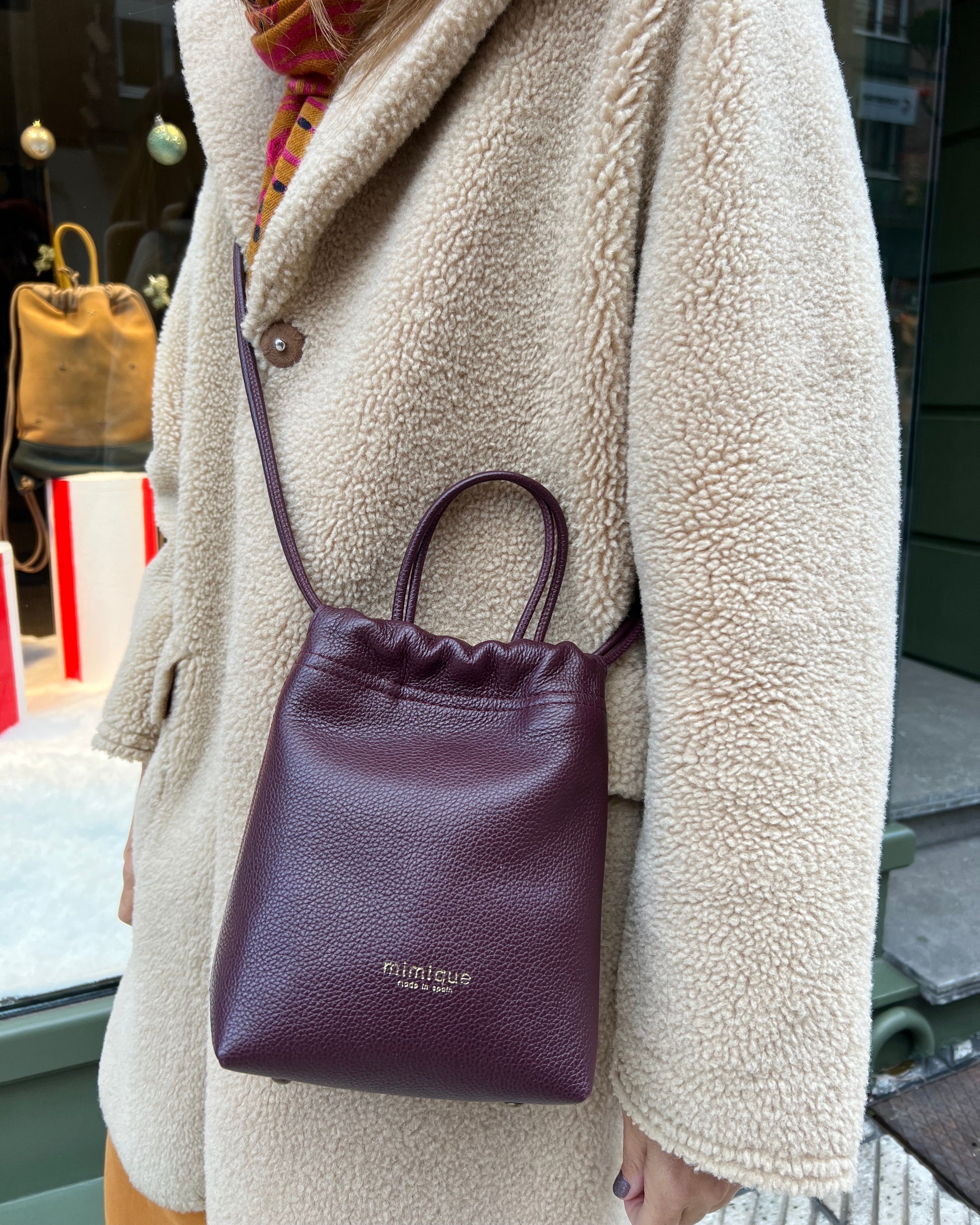 Bandolera de piel burdeos para mujer Cue Mimique. Calidad made in Spain