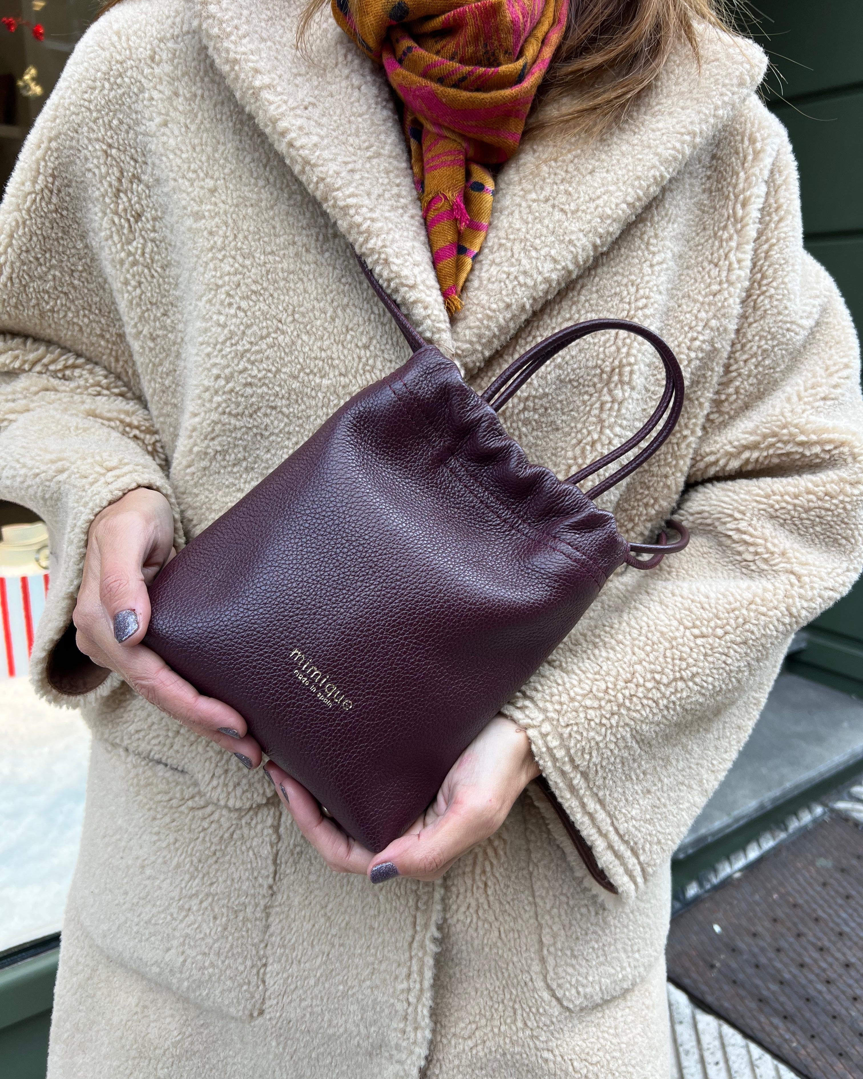 Bandolera de piel burdeos para mujer Cue Mimique. Calidad made in Spain