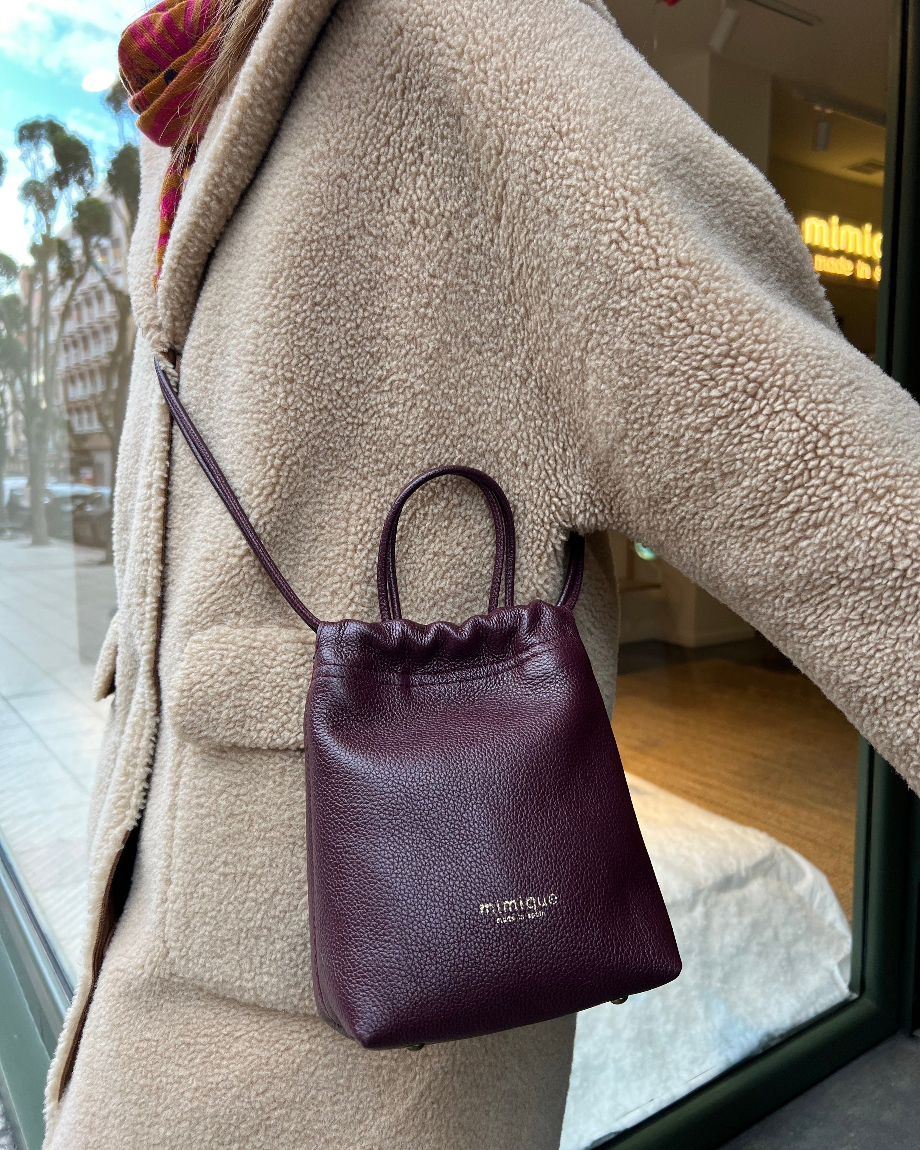 Bandolera de piel burdeos para mujer Cue Mimique. Calidad made in Spain