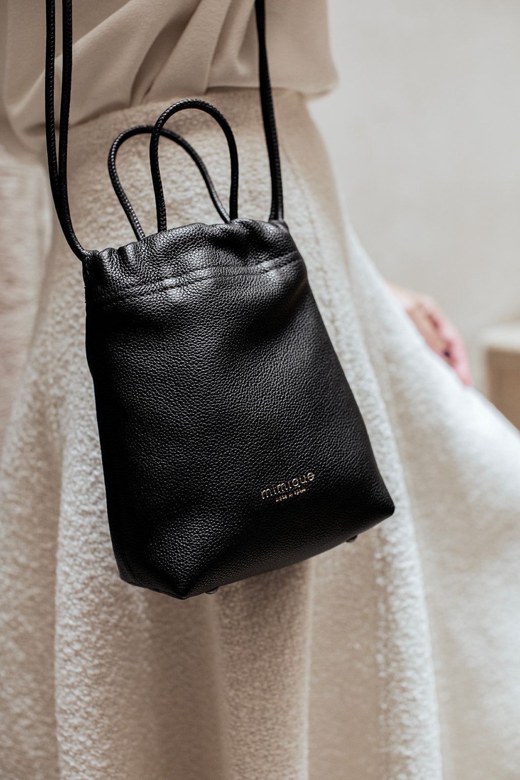Bolso bombonera pequeña de piel negro Cue de Mimique. Made in Spain