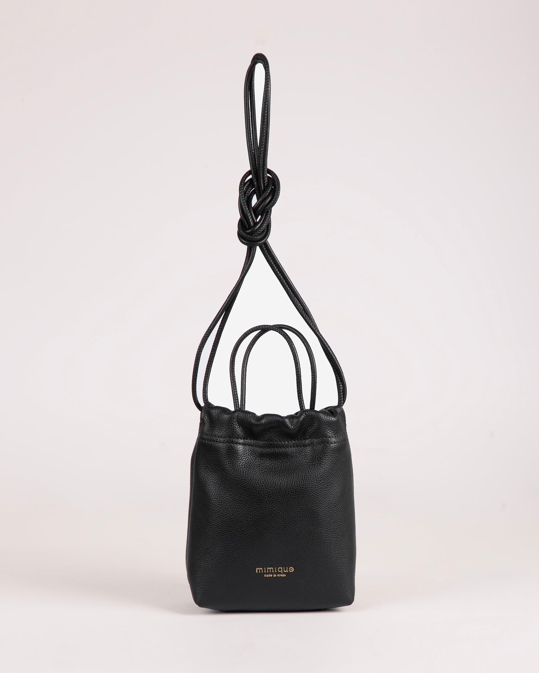Mini Bolso bandolera de piel negro Cue de Mimique. Hecho a mano en España. Gran capacidad