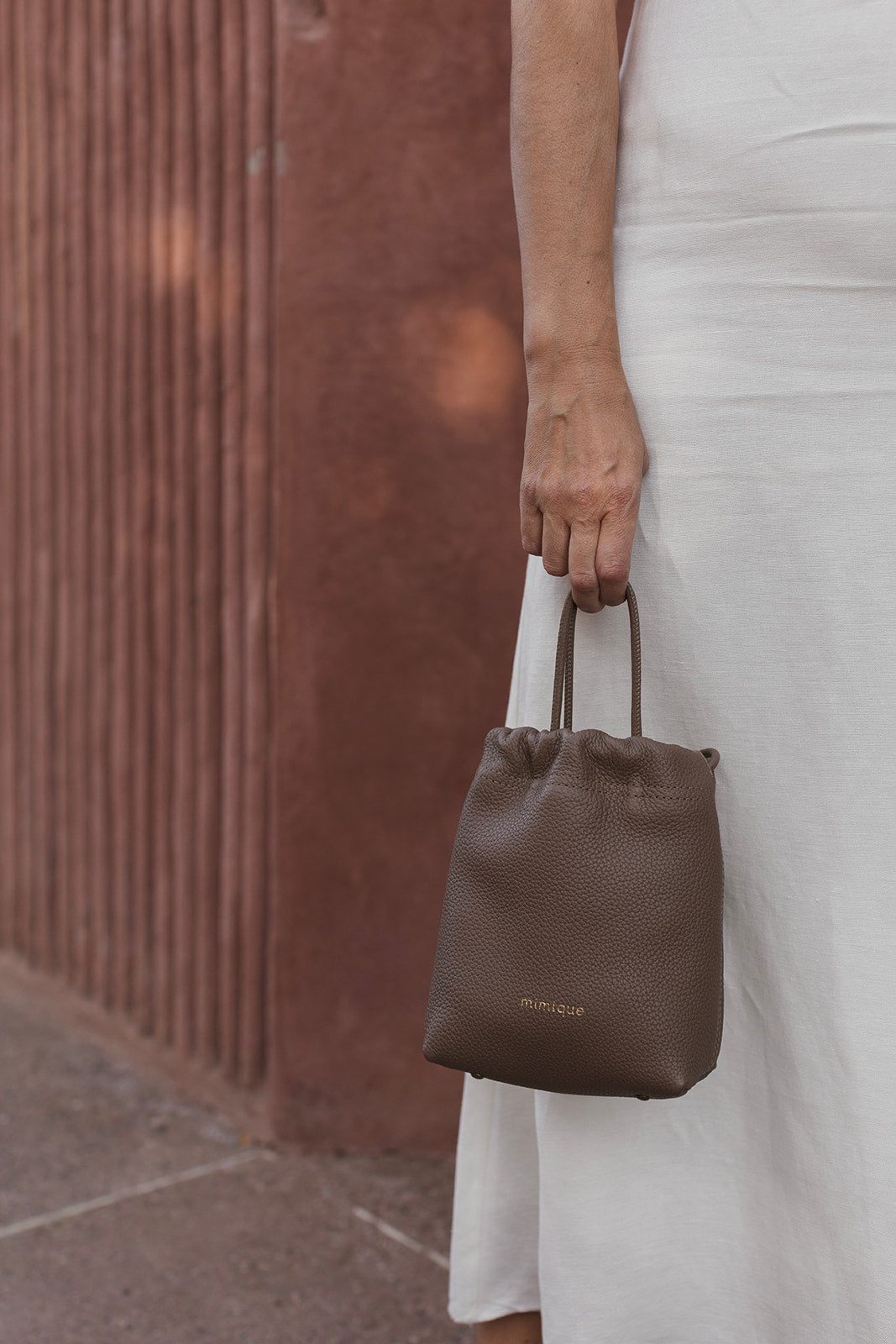 Mini bolso bandolera de piel topo Cue Mimique gran capaciad hecho en España