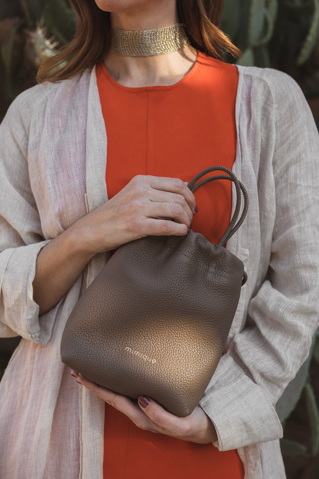 Mini bolso bandolera de piel topo Cue Mimique gran capaciad hecho en España