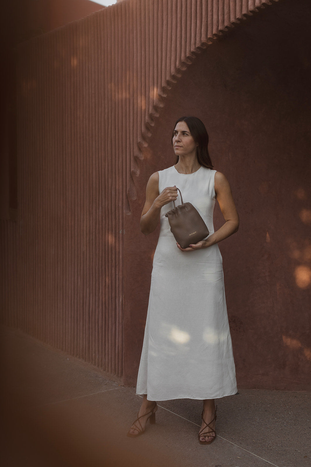Mini bolso bandolera de piel topo Cue Mimique gran capaciad hecho en España