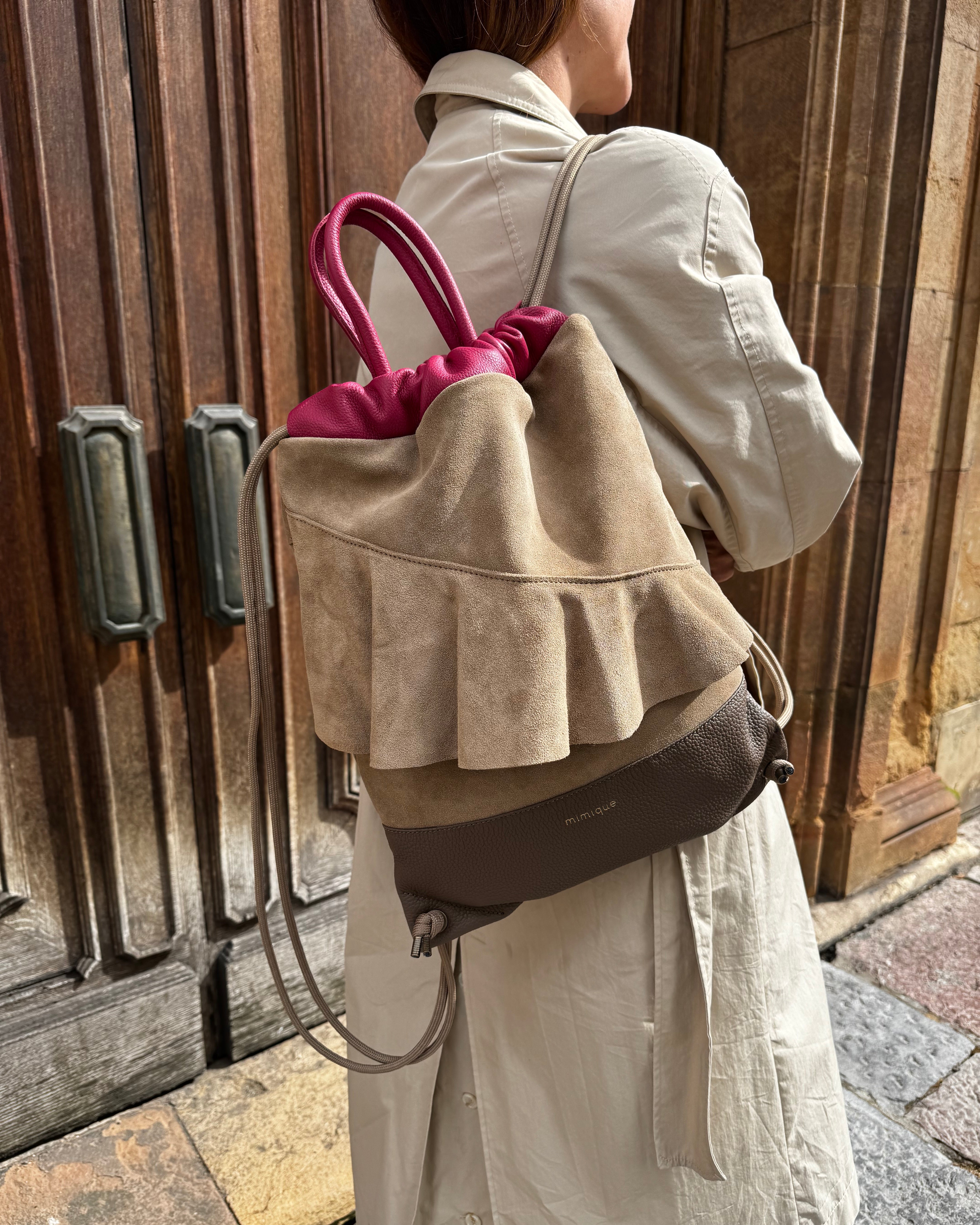Mochila para mujer de piel y serraje ante Bolonia Mimique con volante topo