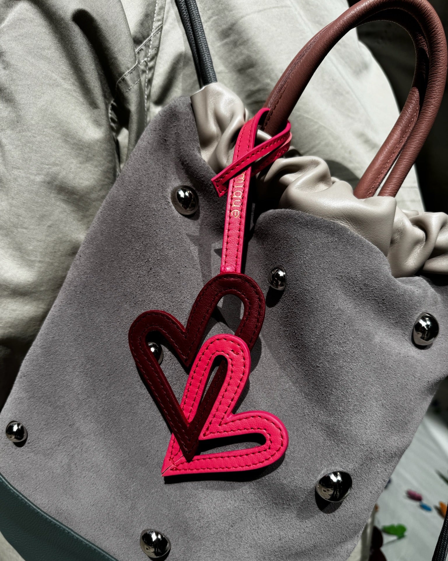 Charm de piel Mimique corazones rosa rojo para colgar. Hecho en España