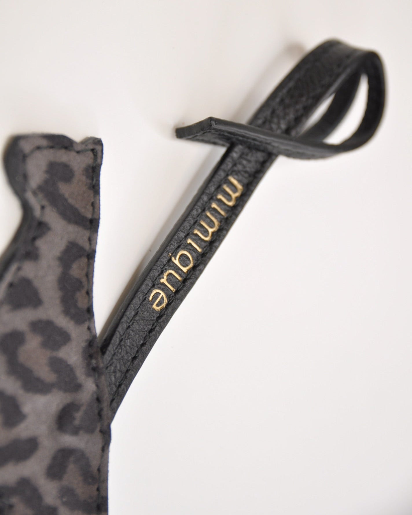 Charm de piel Mimique Leopardo hecho a mano en España calidad