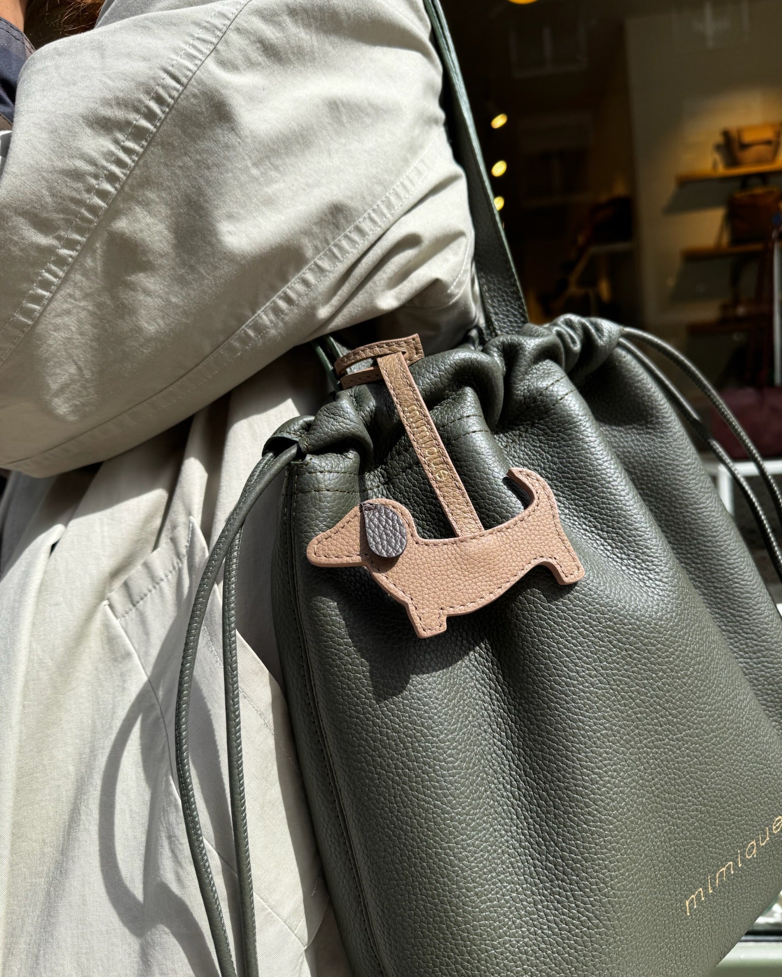 Charm de piel Mimique forma perro topo. Hecho en España