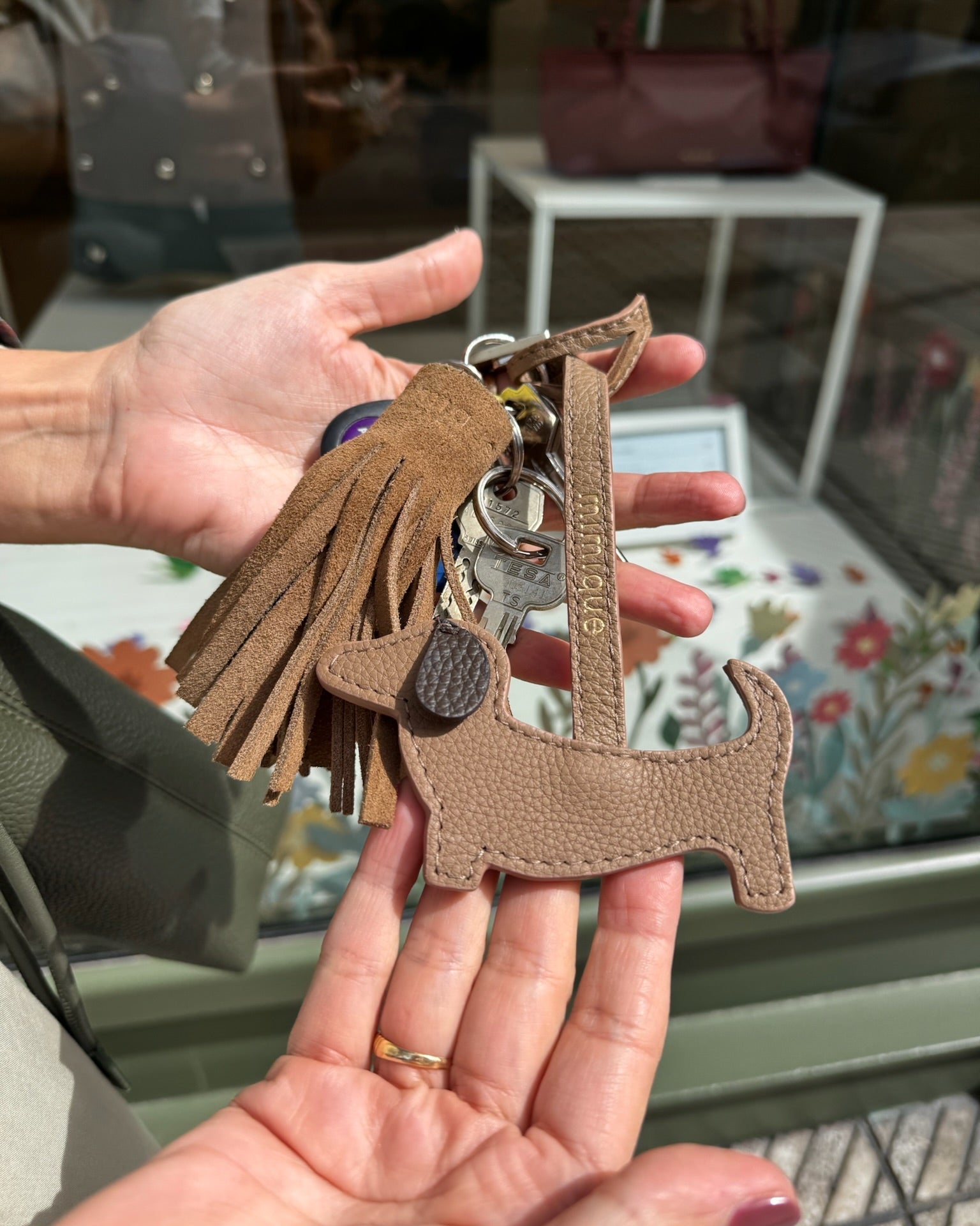 Charm de piel Mimique forma perro topo. Hecho en España