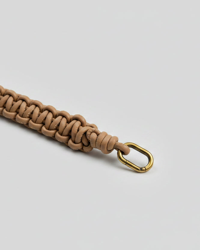 Asa de piel trenzada color camel praliné para todo tipo de bolsos. Diseño artesanal y duradero hecho en España