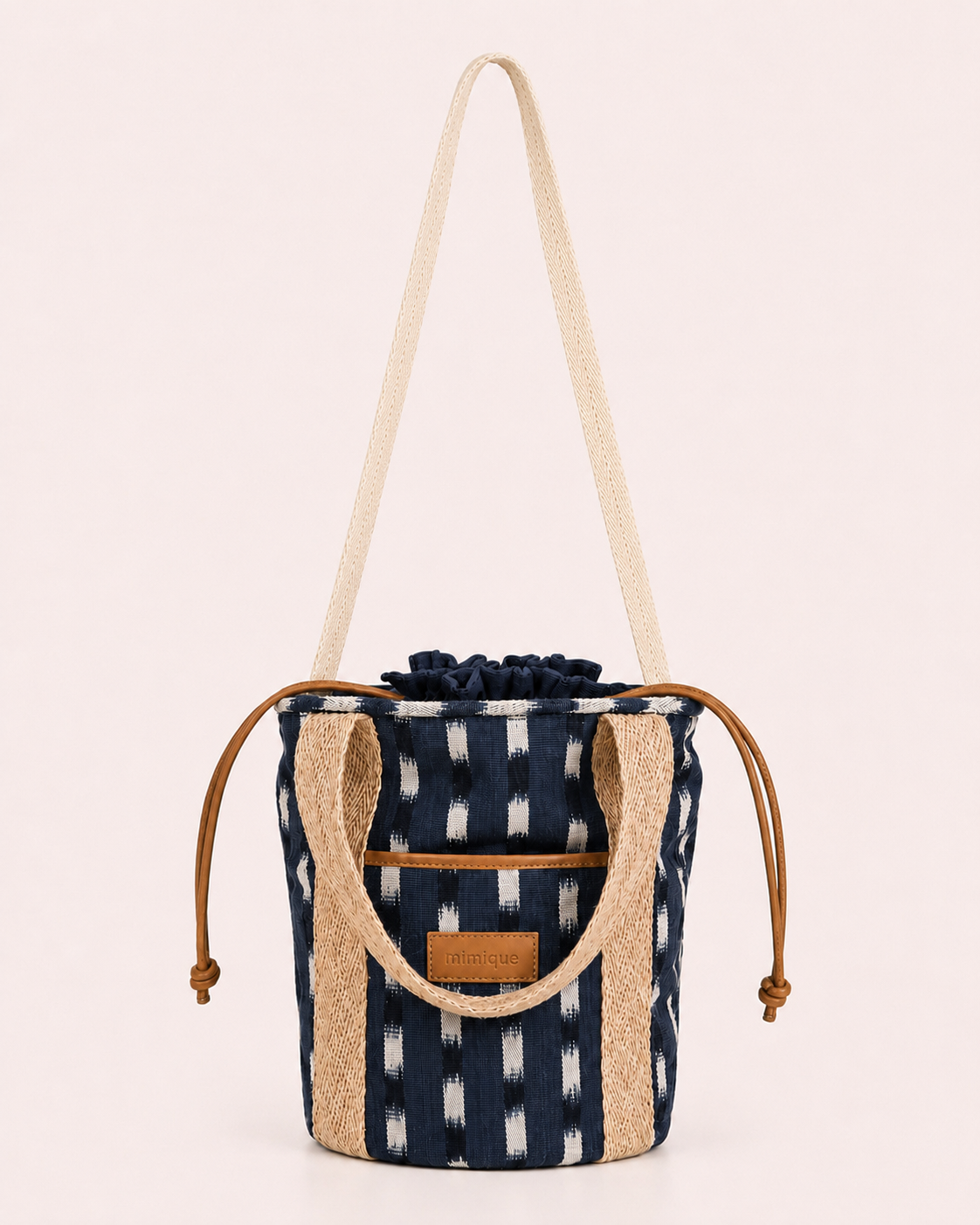 Bolsa Deia Mimique en loneta mallorquina ikat diseño cubo cómoda, ligera y versátil con cierre seguro azul y blanca