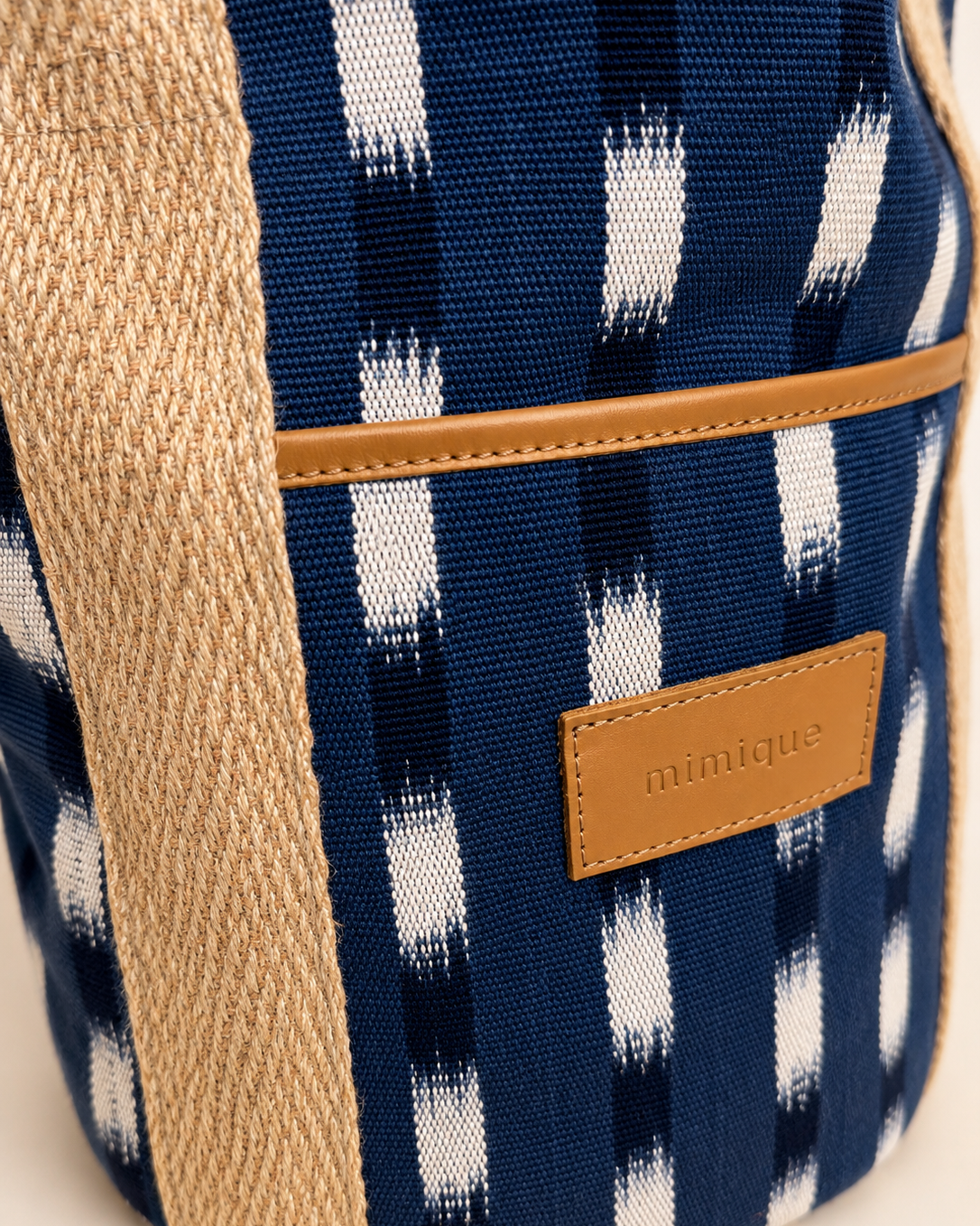 Bolsa deia Mimique azul y blanco con bolsillo exterior perfecto para el móvil diseño de calidad hecho en España
