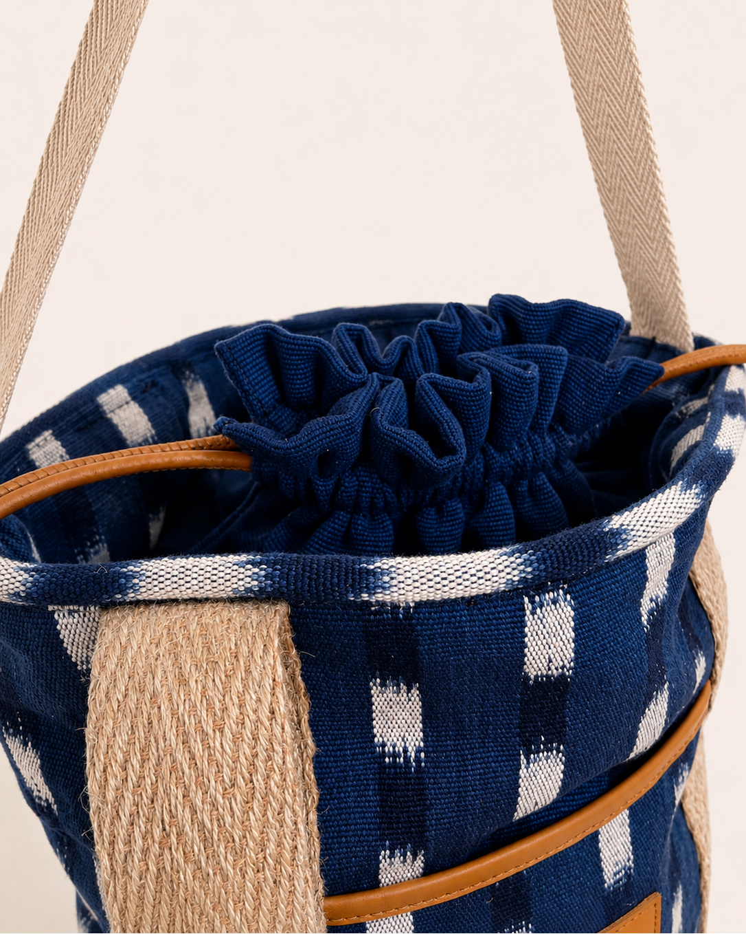 Bolsa deia en loneta mallorquina ikat con cierre saco seguro y diseño de cubo Mimique