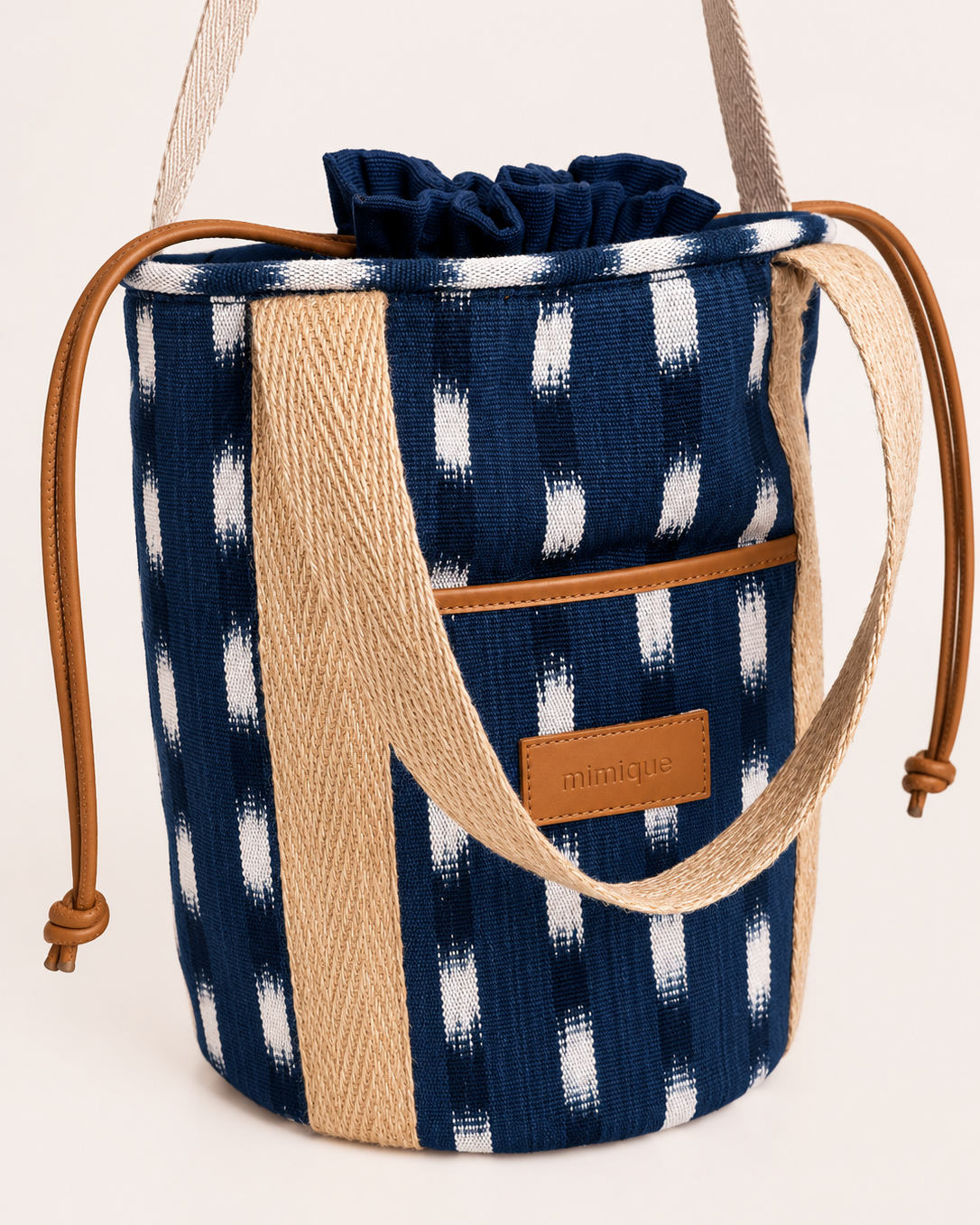 Bolsa Deia Mimique azul y blanca hecha a mano en España diseño tipo cubo made in Spain