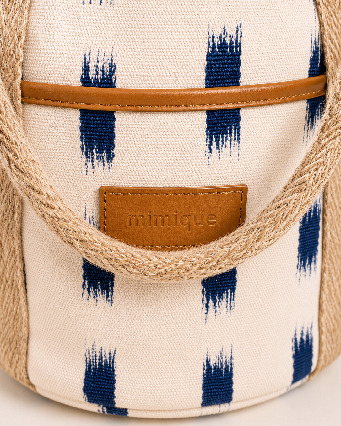 Bolsa Deia blanca de Mimique en lona mallorquina ikat con gran capacidad y bolsillo exterior