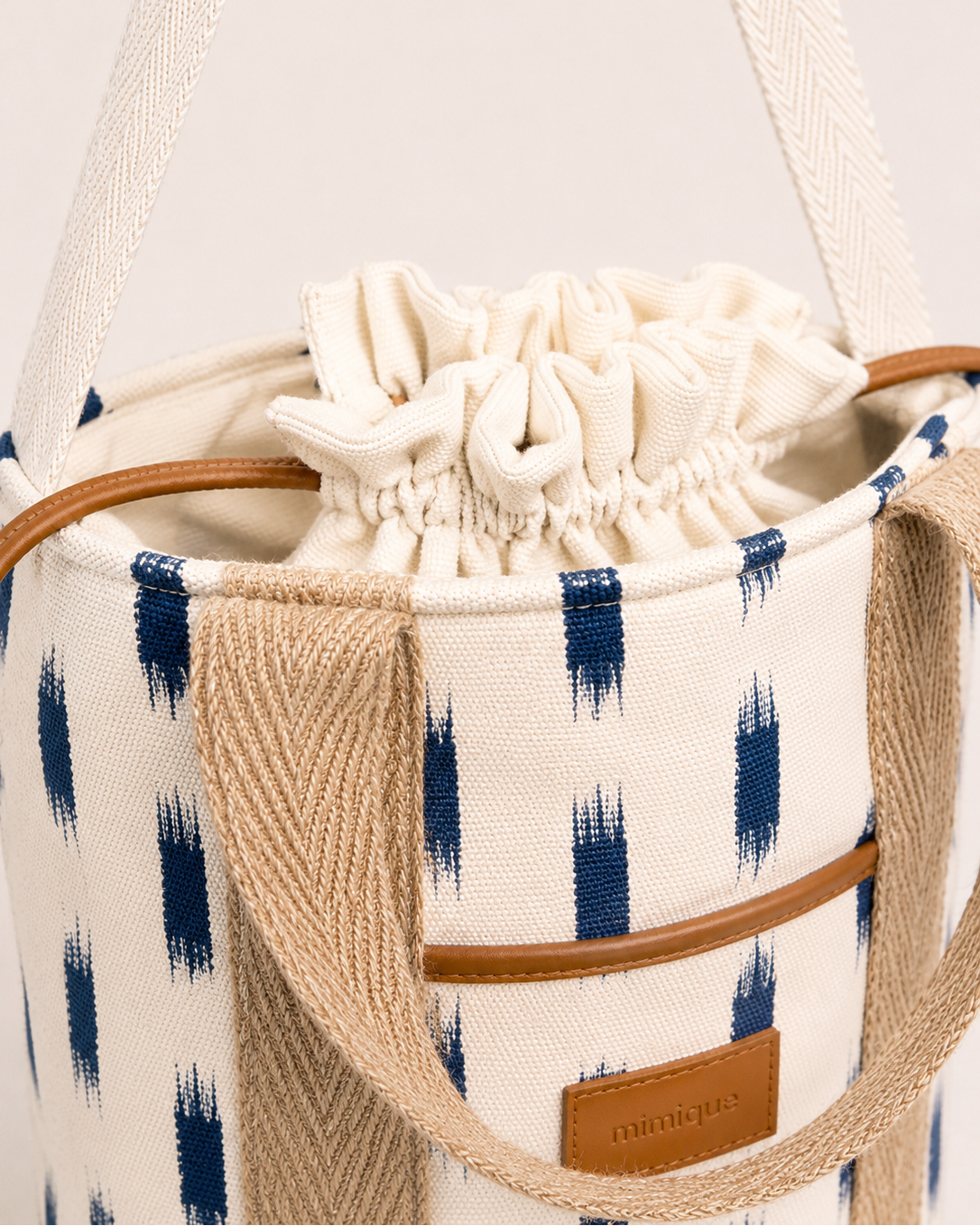 Bolsa cubo para la playa Deia de Mimique en loneta mallorquina ikat hecha de forma artesanal color blanco