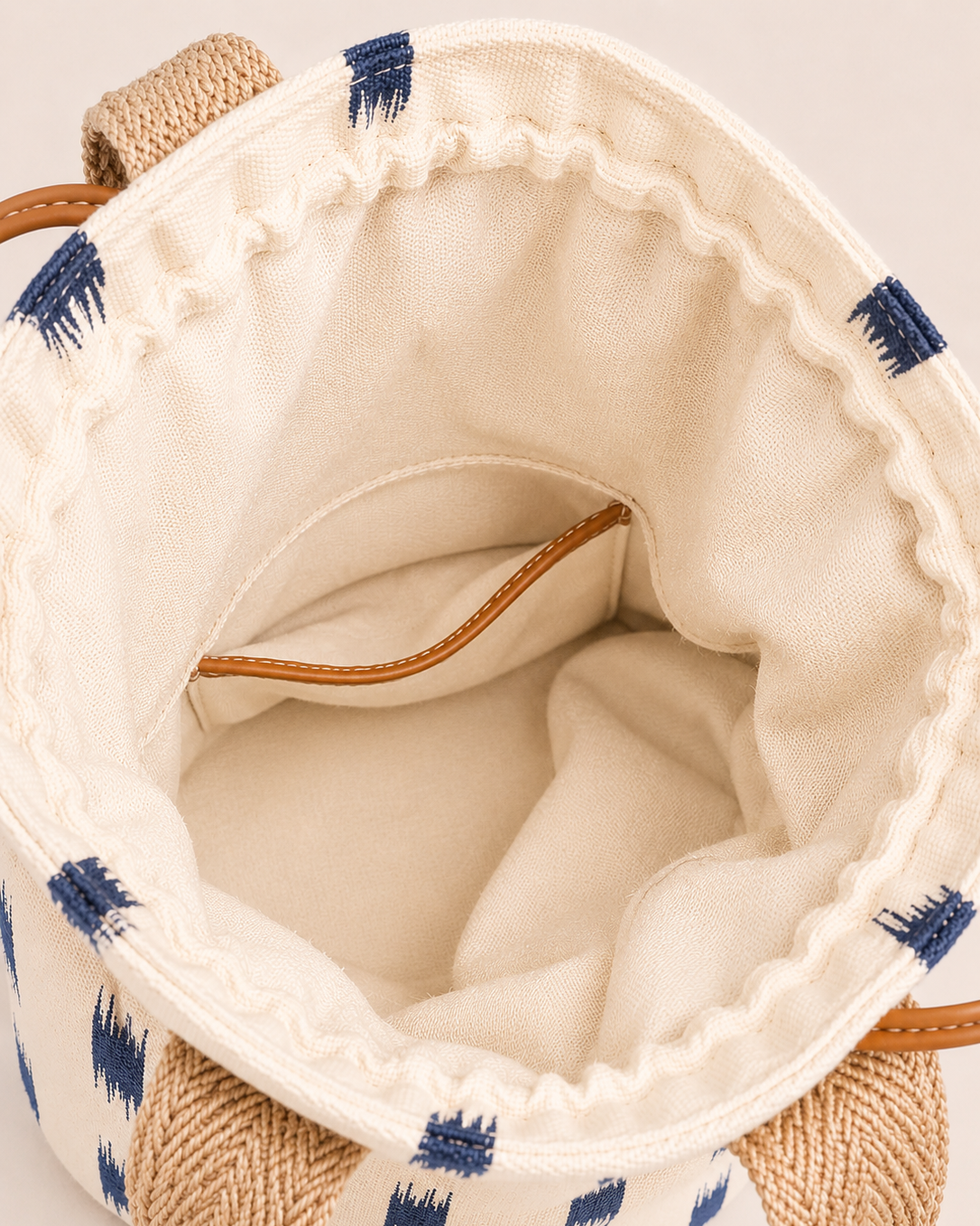 Bolsa ikat Deia de Mimique para la playa con gran capacidad y bolsillo y forro interior de gran calidad color blanco