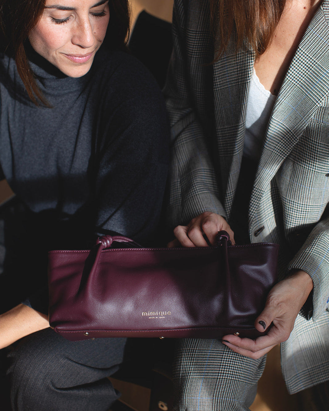 Bolso baguette para mujer Toranda de Mimique color burdeos. Hecho a mano en España en piel de máxima calidad. Diseño cómodo, ligero y atemporal