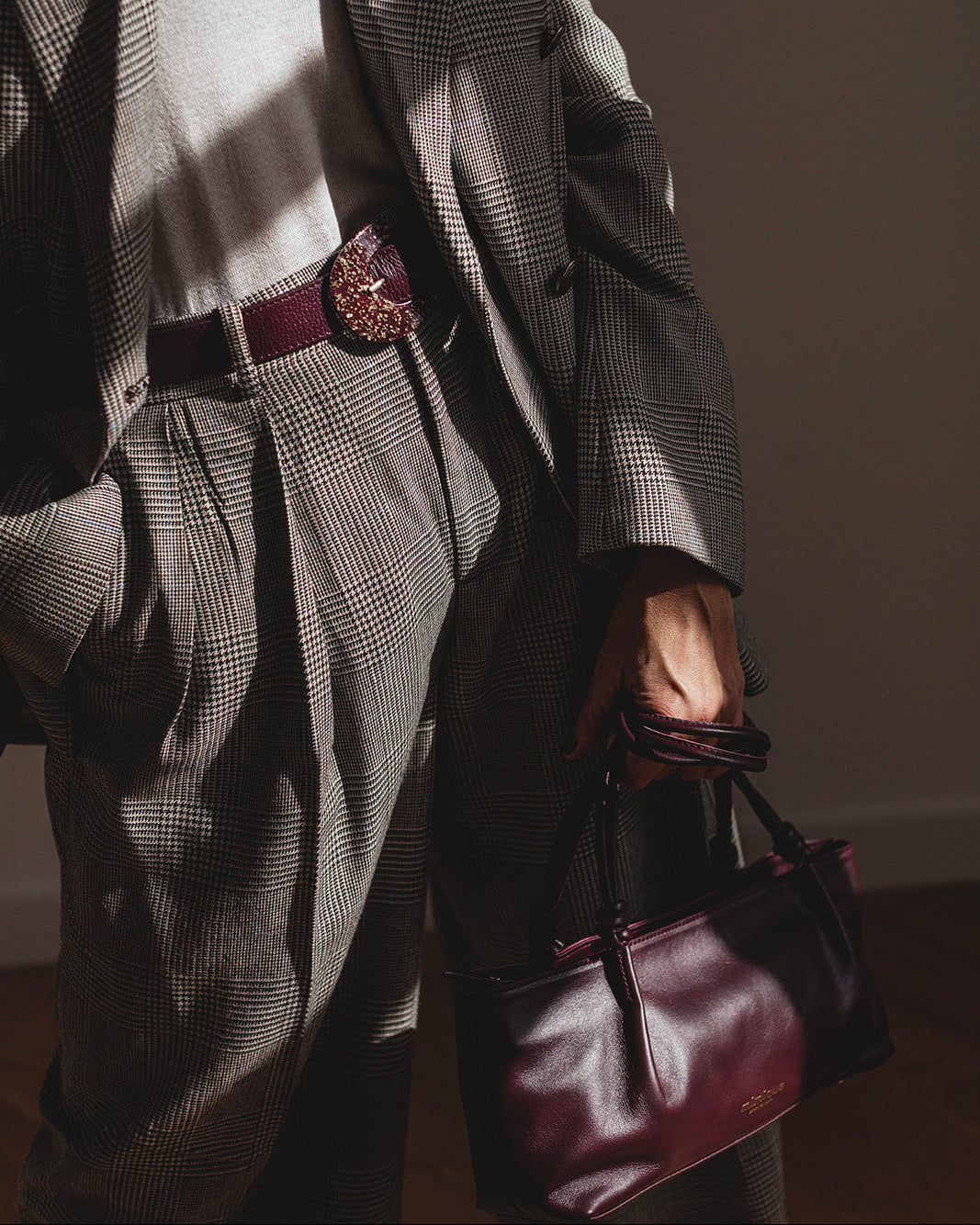 Bolso baguette para mujer Toranda de Mimique color burdeos. Hecho a mano en España en piel de máxima calidad. Diseño cómodo, ligero y atemporal