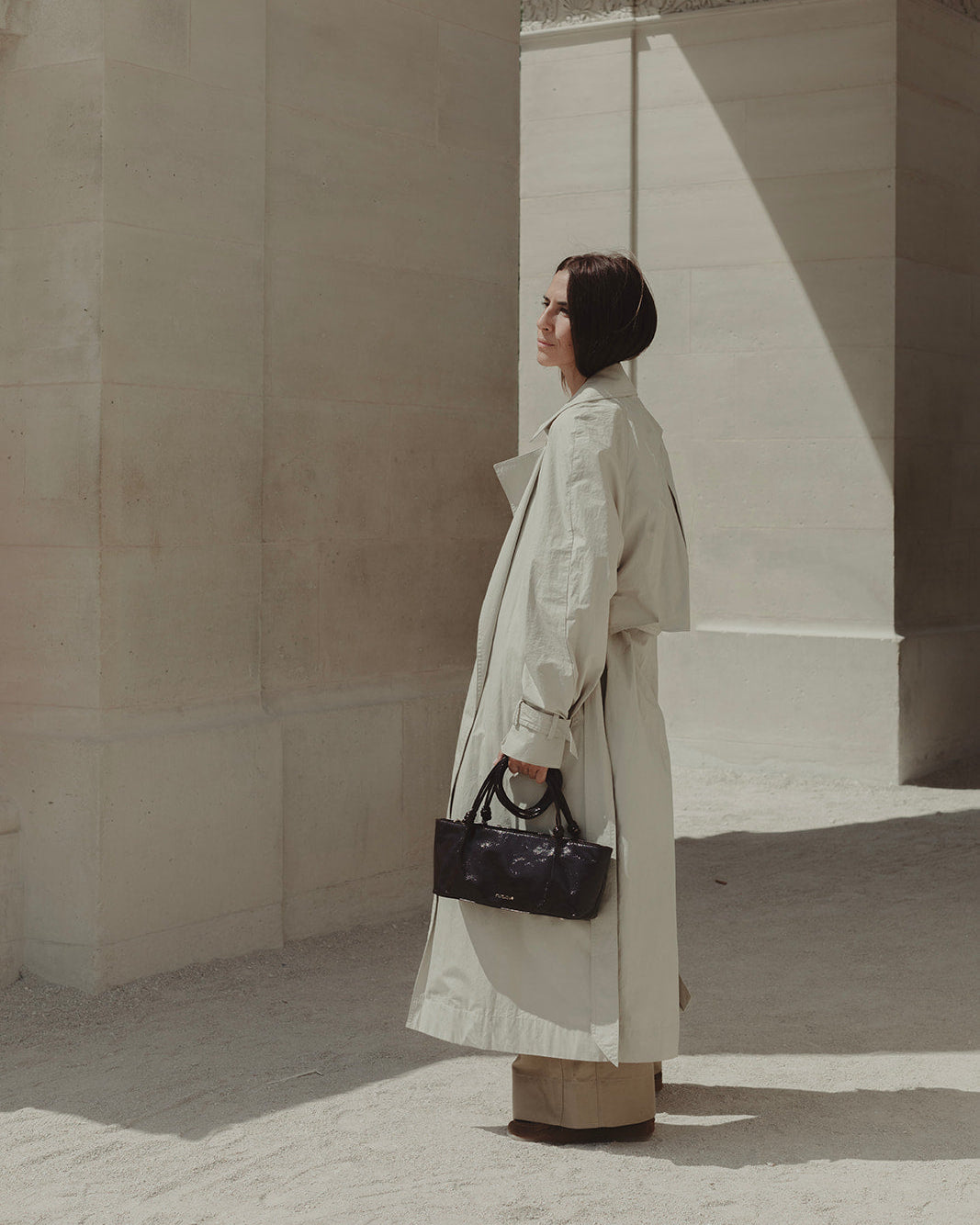 Bolso Toranda de piel marrón acharolada de Mimique diseño elegante y versátil con cremallera
