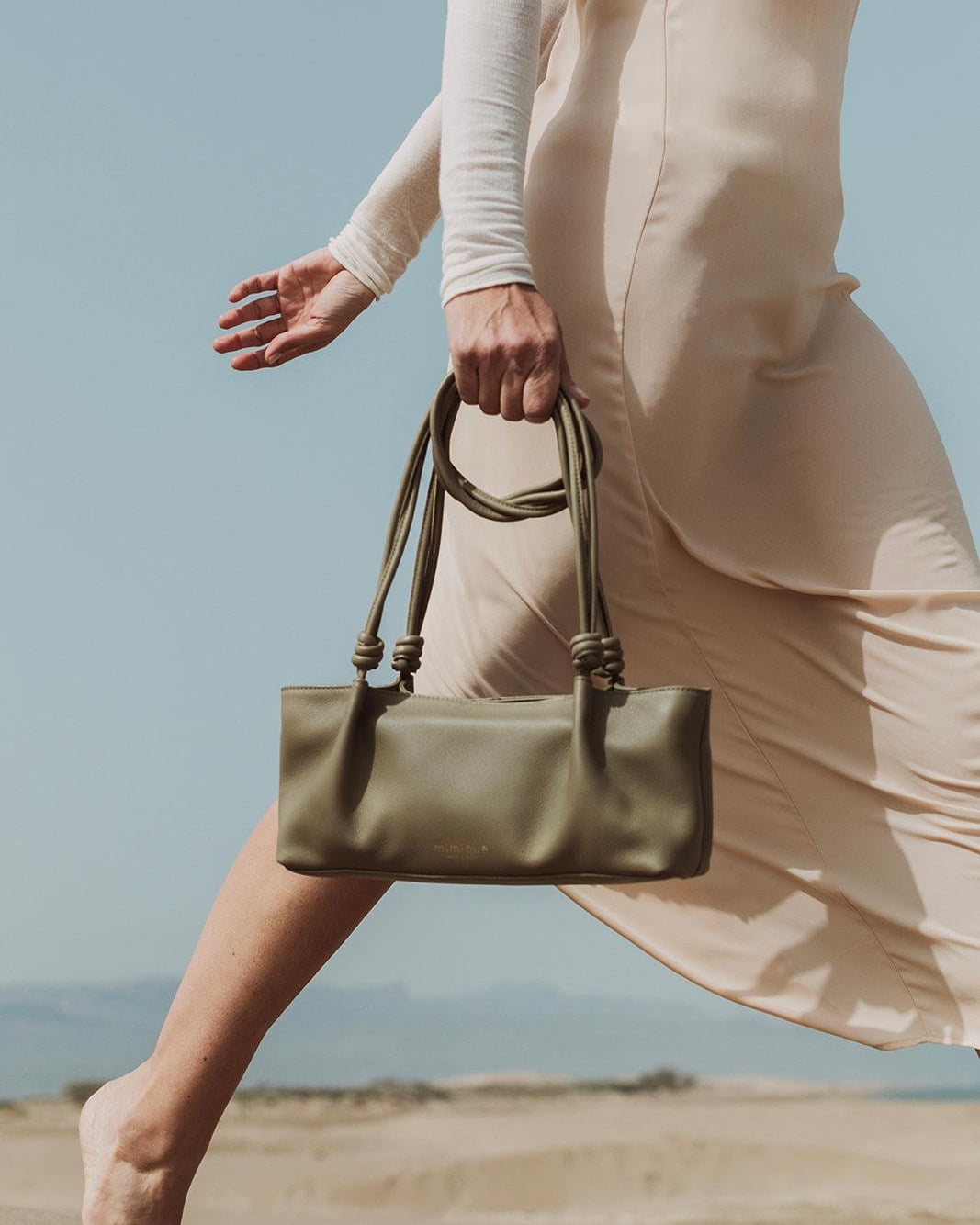 Bolso cómodo y ligero de elegante diseño Toranda de Mimique en piel premium verde salvia