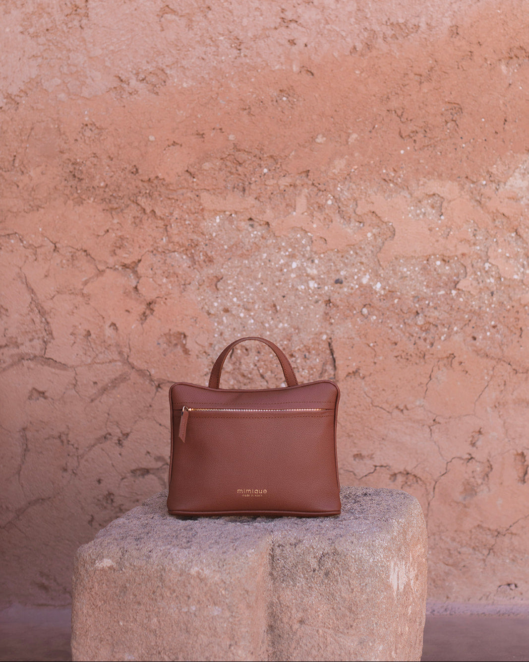 Bolso América Mimique en piel marrón cuero para mujer estilo riñonera de gran calidad hecho en España, cómodo y ligero
