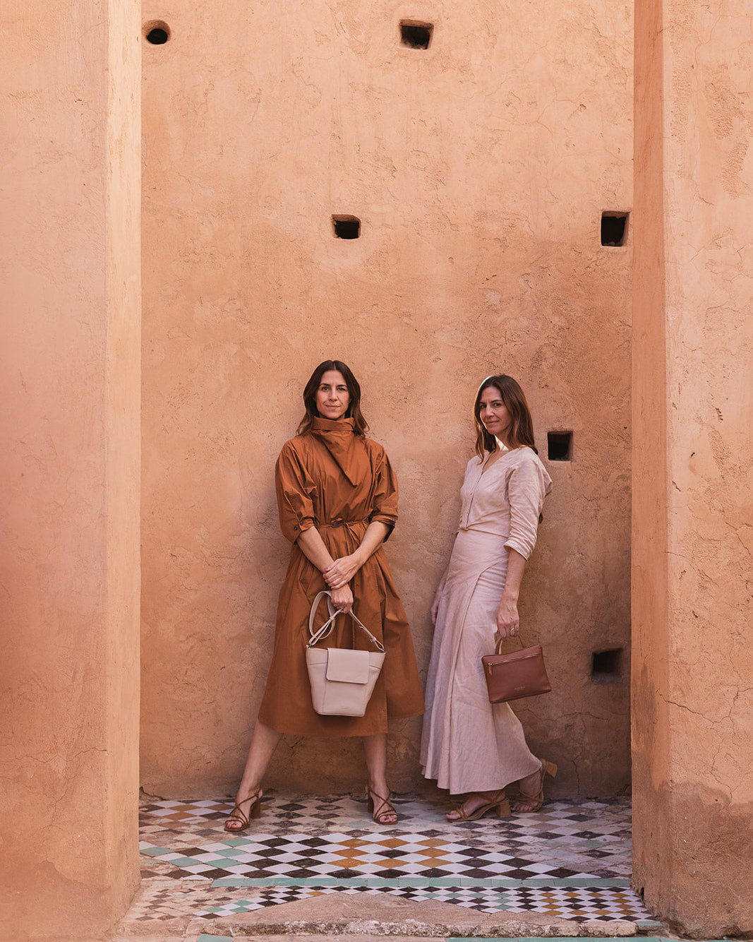 Bolso bandolera de piel para mujer América de Mimique color marrón cuero, Artesanía made in Spain