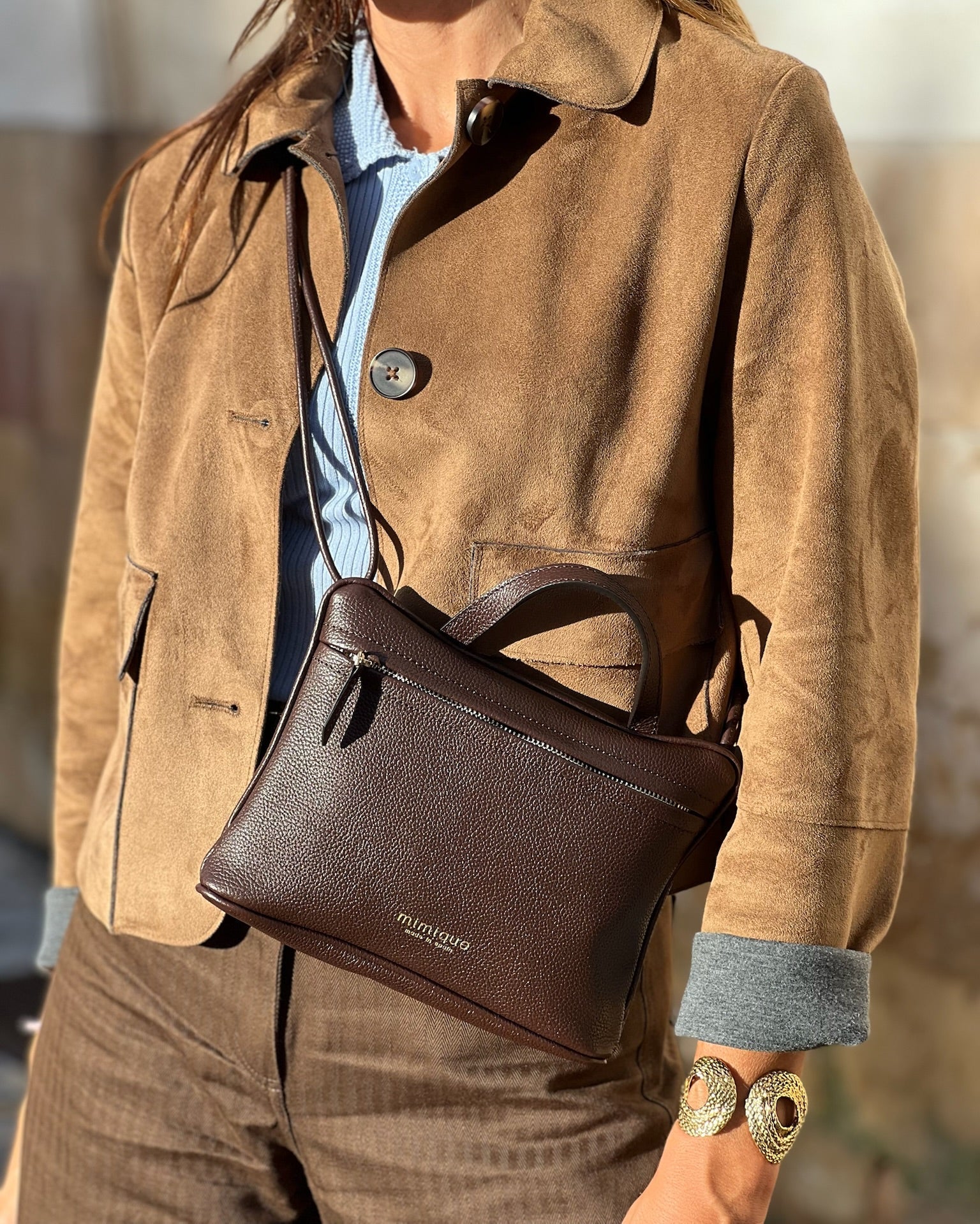 Bolso América Mimique color marrón con diseño tipo sobre o riñonera confeccionado en España con materiales premium