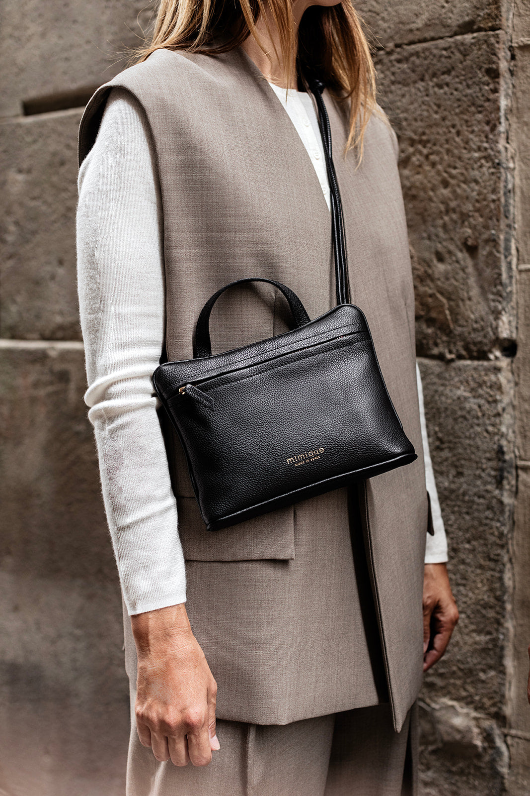 Bolso para mujer América de Mimique en piel de alta calidad y diseño clásico y elegante riñonera color negro