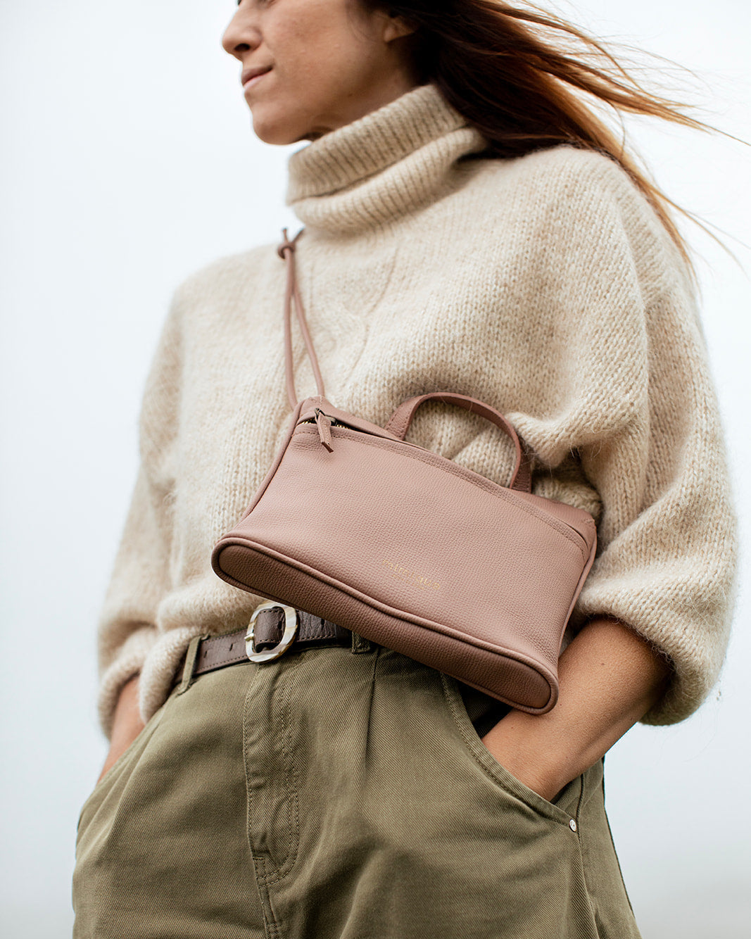 Bolso de piel con cremallera para mujer América de Mimique color rosa. Bandolera ajustable y asa de mano