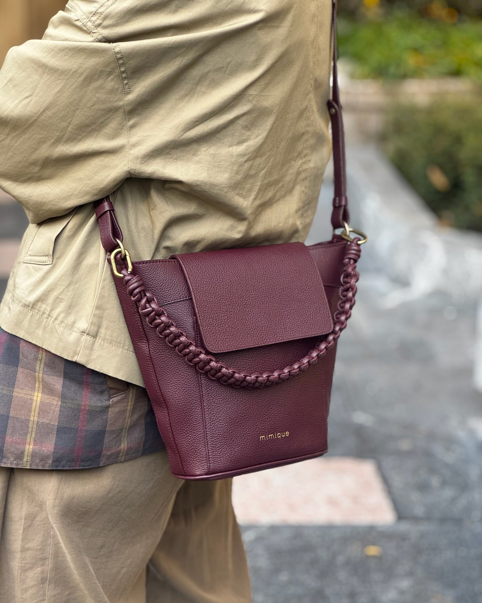 Bolso de piel para mujer Andrín Mimique burdeos con asa de piel trenzada cierre seguro con cremallera y tapa