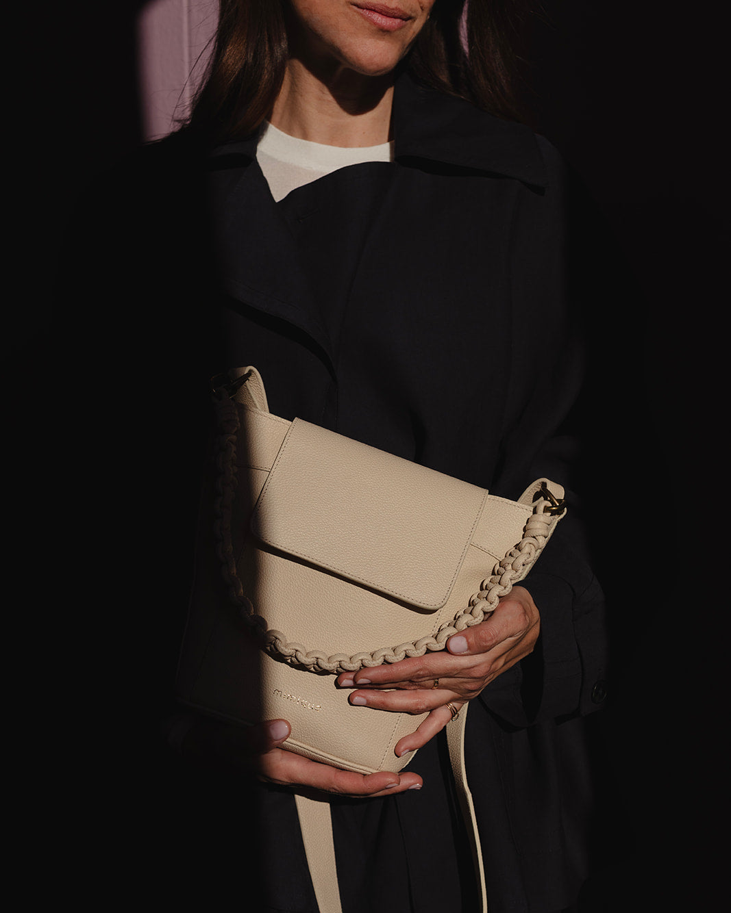 Bolso bandolera de piel color crema para mujer Andrín de Mimique, diseño atemporal made in Spain, ligero, cómodo y con gran capacidad