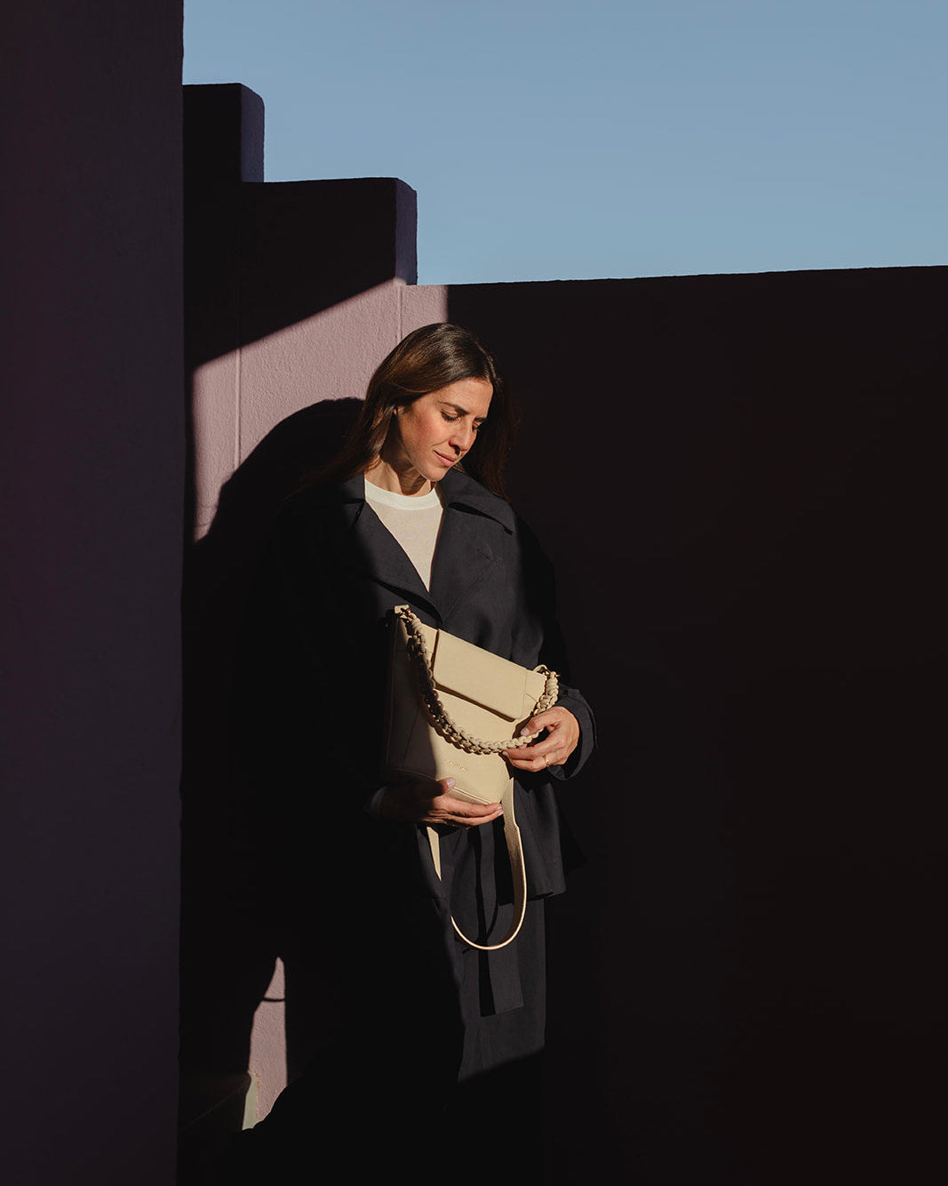 Bolso de piel crema tipo bandolera para mujer modelo Andrín, fabricación española, diseño elegante, ligero y espacioso para el día a día - Mimique