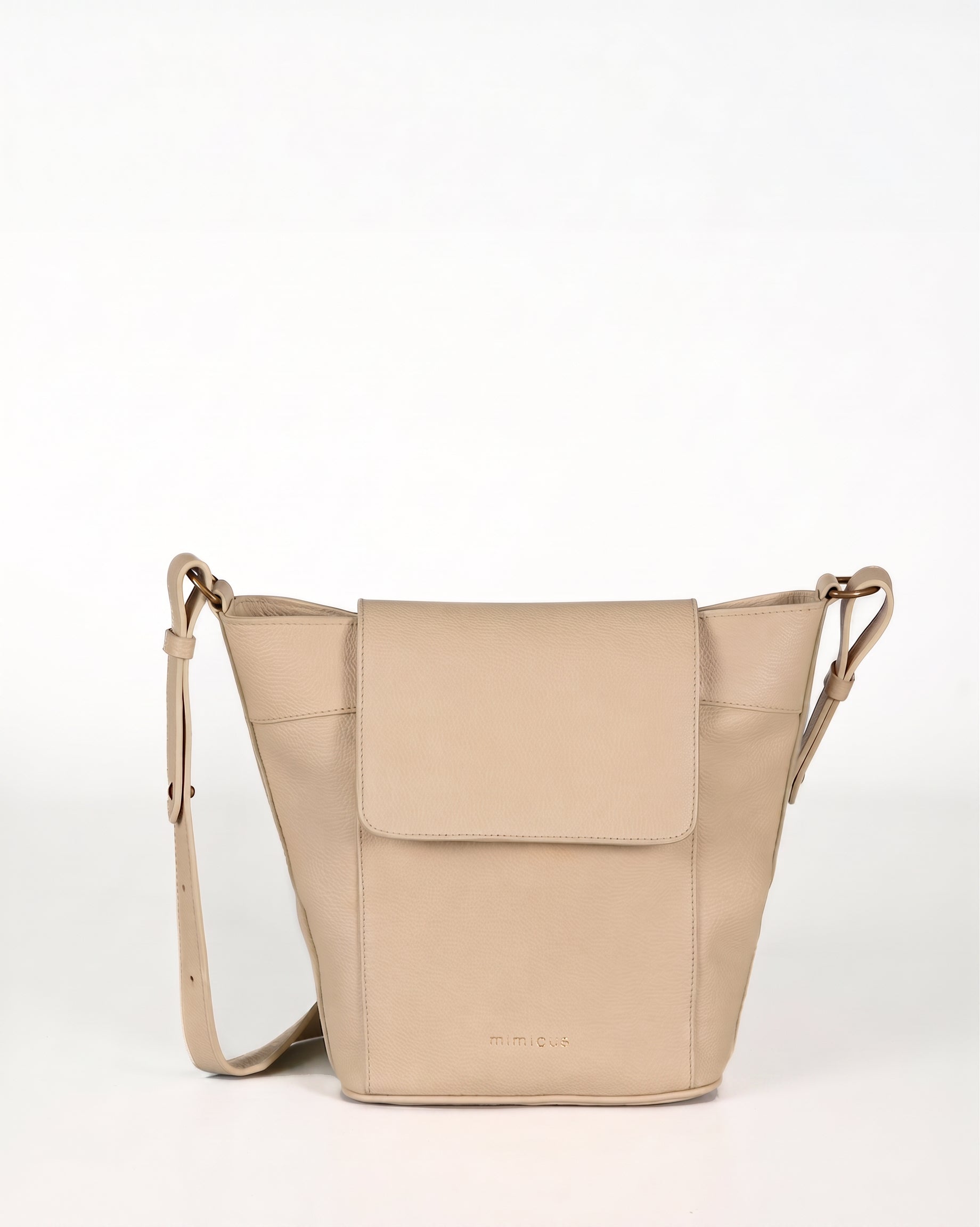 Bolso bandolera de piel color crema para mujer Andrín de Mimique, diseño con tapa y cremallera, hecho a mano en España