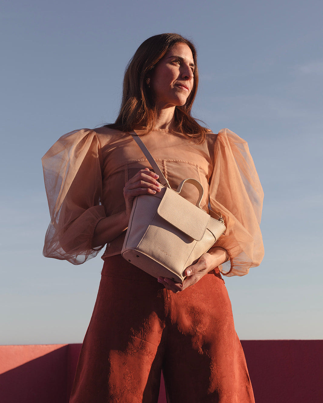 Bolso Andrín Mini para mujer en piel crema de Mimique, compacto y sofisticado. Asa ajustable y cierre seguro. Hecho en España