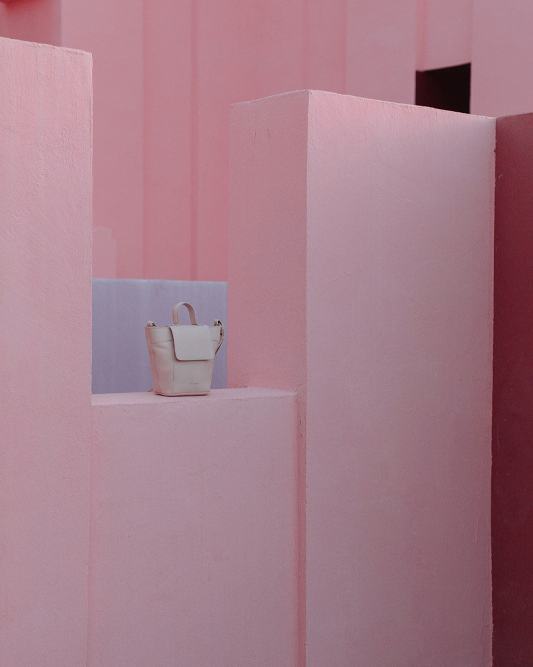 Bolso de piel para mujer Andrín Mini en crema. Compacto, elegante y con asa ajustable. Fabricado en España con piel premium. Mimique