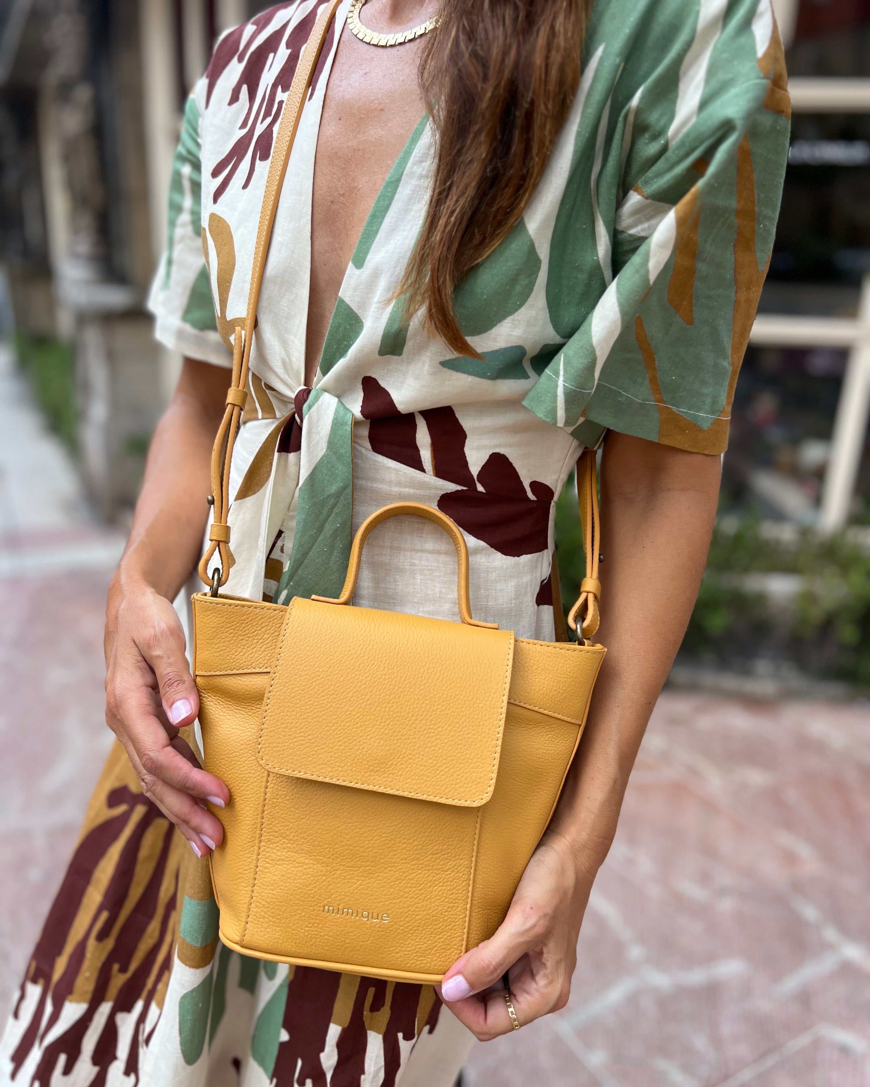 Bolso Andrín mini mostaza de Mimique con bandolera regulable y cremallera made in Spain
