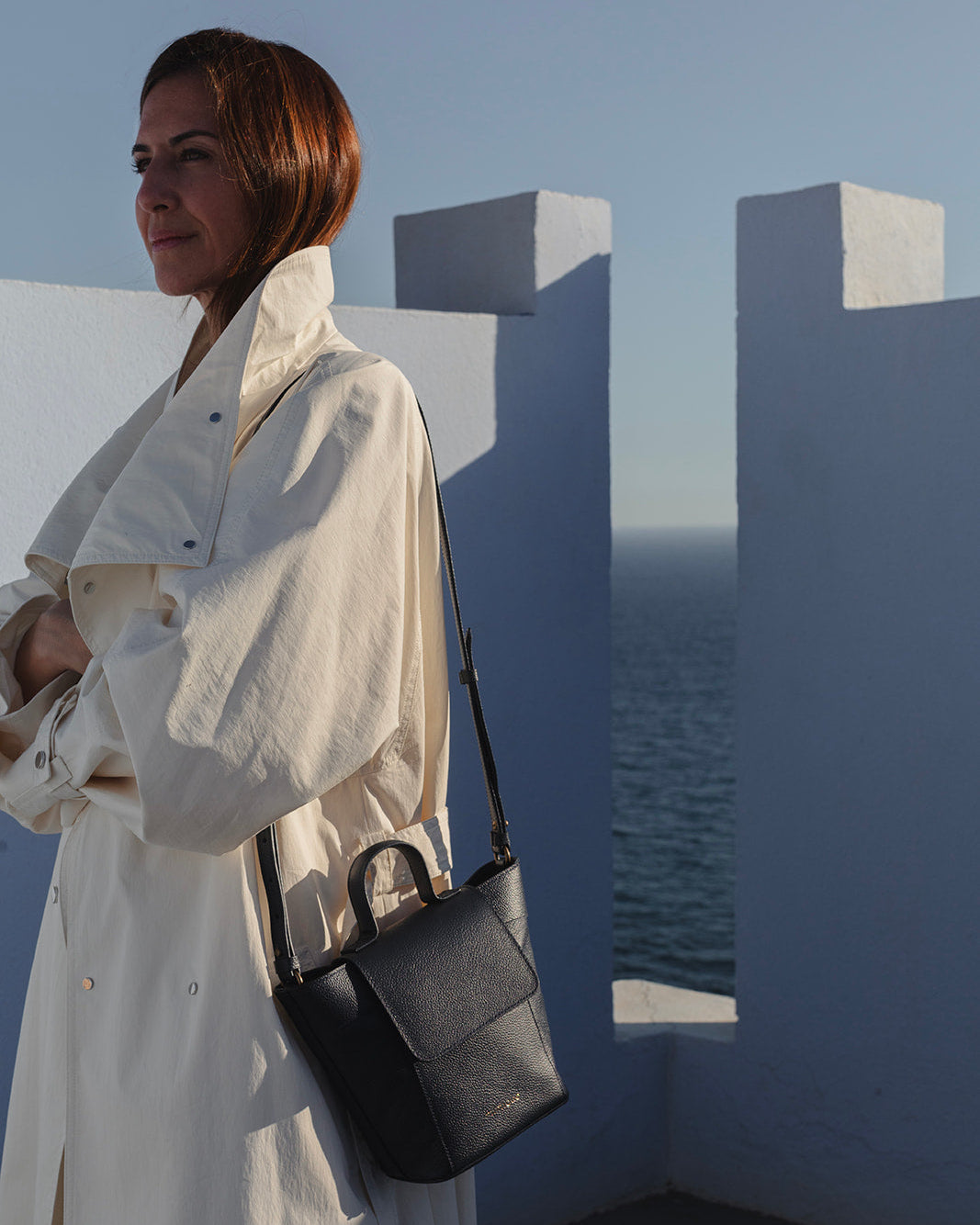 Bandolera de piel para mujer Andrín mini navy de Mimique. Cierre seguro. Bolsillo interior. Asa regulable