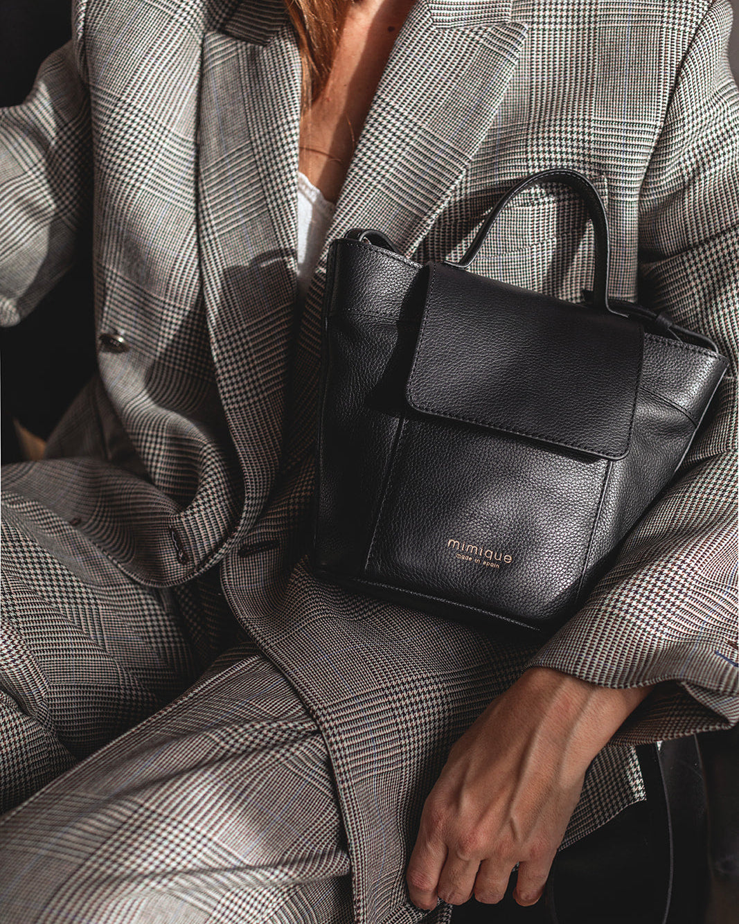 Bolso de piel negro Andrín mini de Mimique con bandolera ajustable y cierre con cremallera. Calidad made in Spain
