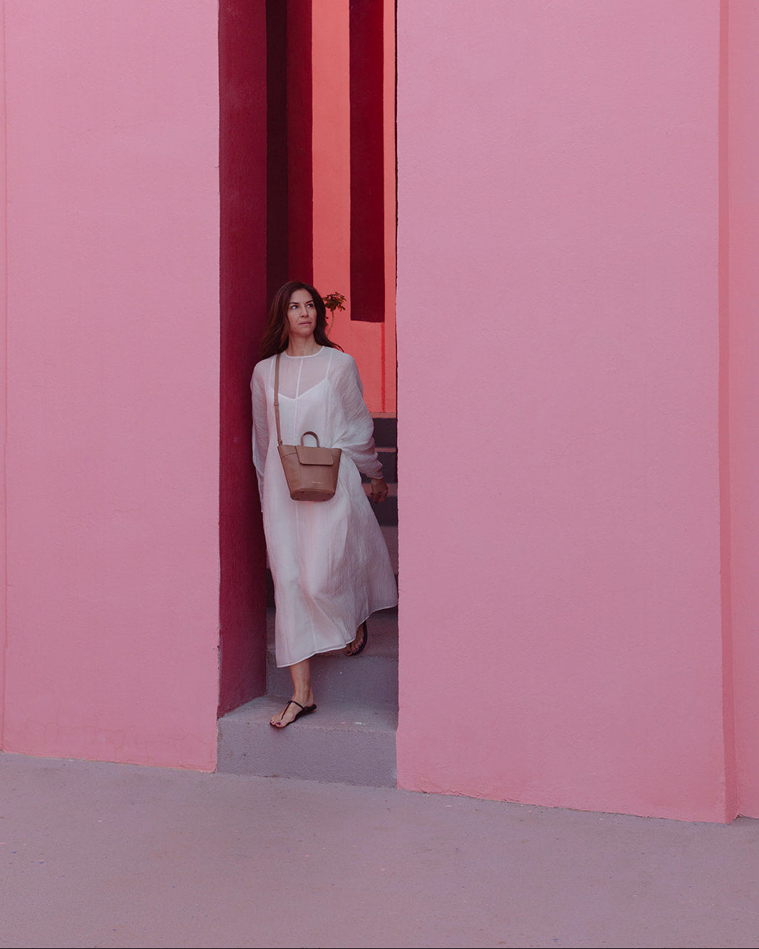 Bolso mediano Andrín mini praliné para mujer en piel de gran calidad. Bandolera hecha a mano es España - Mimique