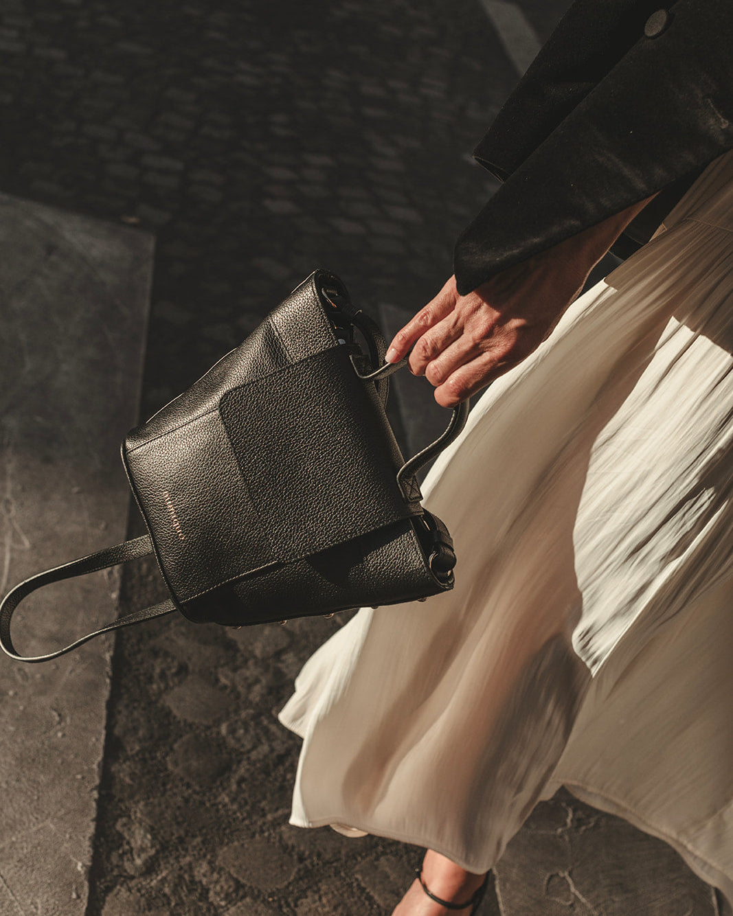 Andrín mini tachuelas negro de Mimique bolso de diseño elegante y geométrico en piel de la mejor calidad