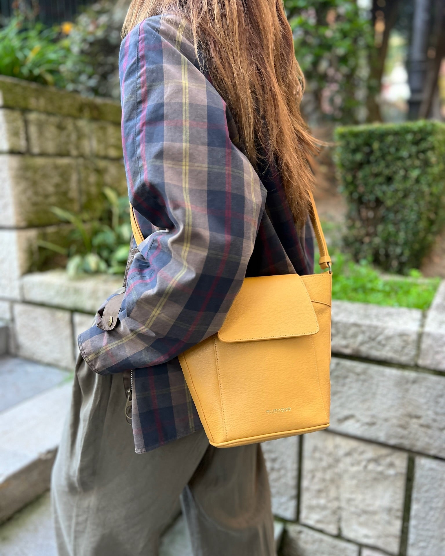 Bolso para mujer de piel Andrín Mimique color mostaza con bolsillo para el móvil y bandolera regulable. Made in Spain