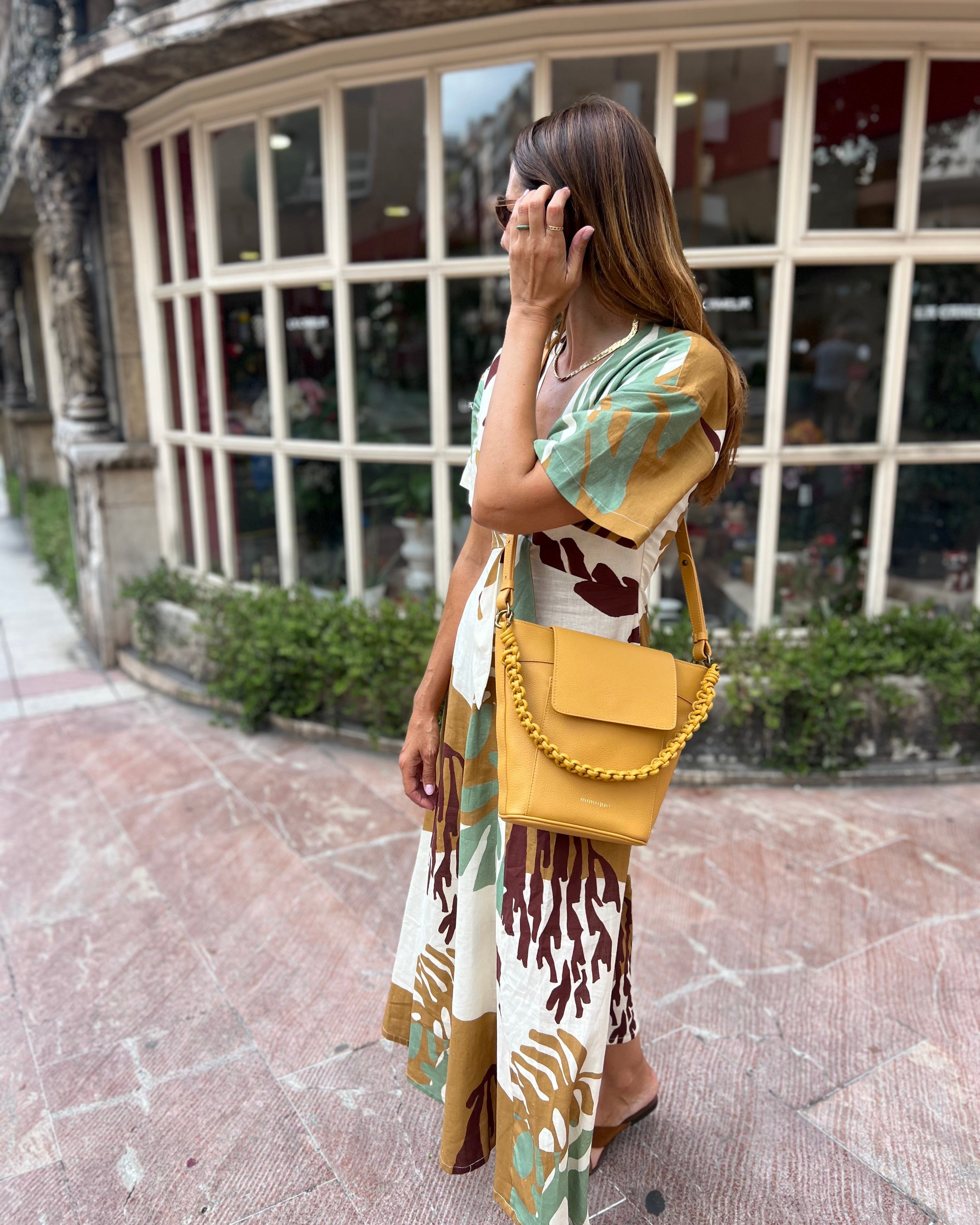 Bolso grande de piel para mujer Andrín Mimique color mostaza con bandolera regulable y cremallera hecho en España