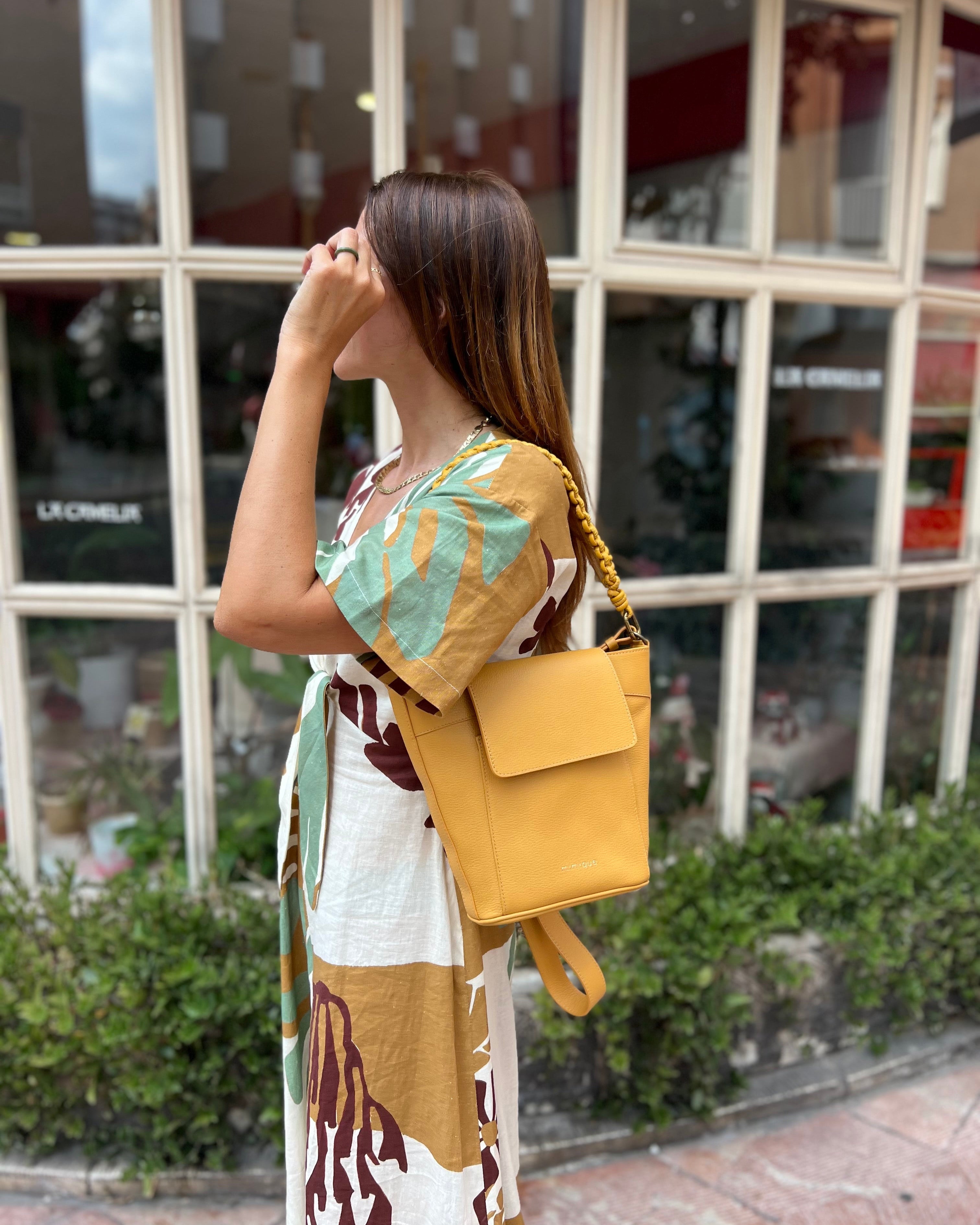 Bolso mediano de gran capacidad Andrín mostaza de Mimique en piel de alta calidad color mostaza hecho en España