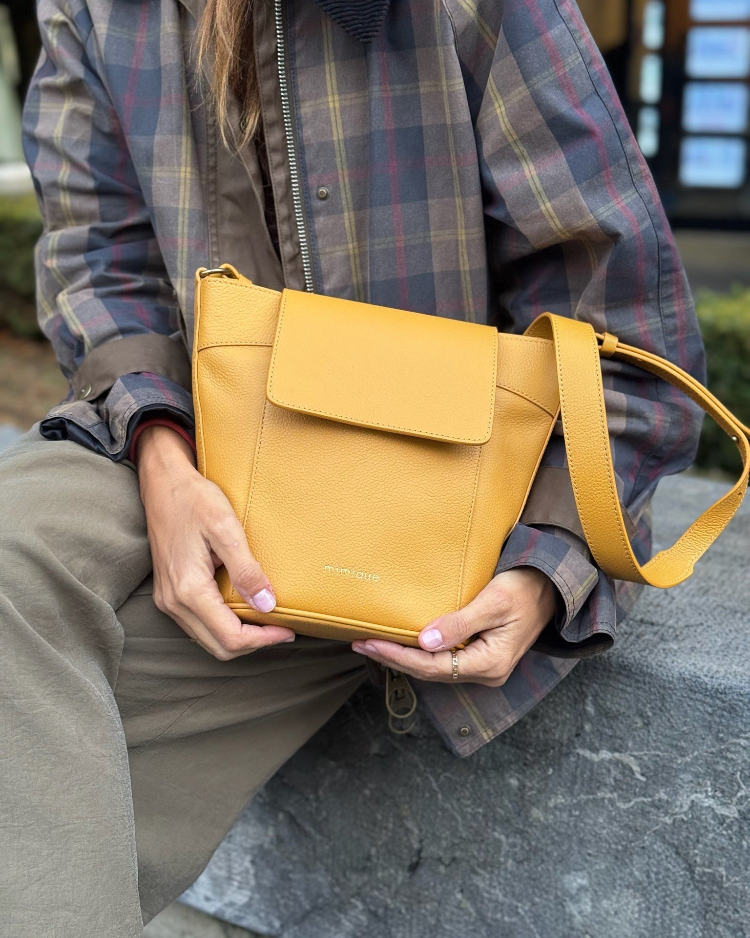 Bolso grande de piel Andrín Mimique mostaza con tapa y cremallera. Bandolera regulable. Made in Spain